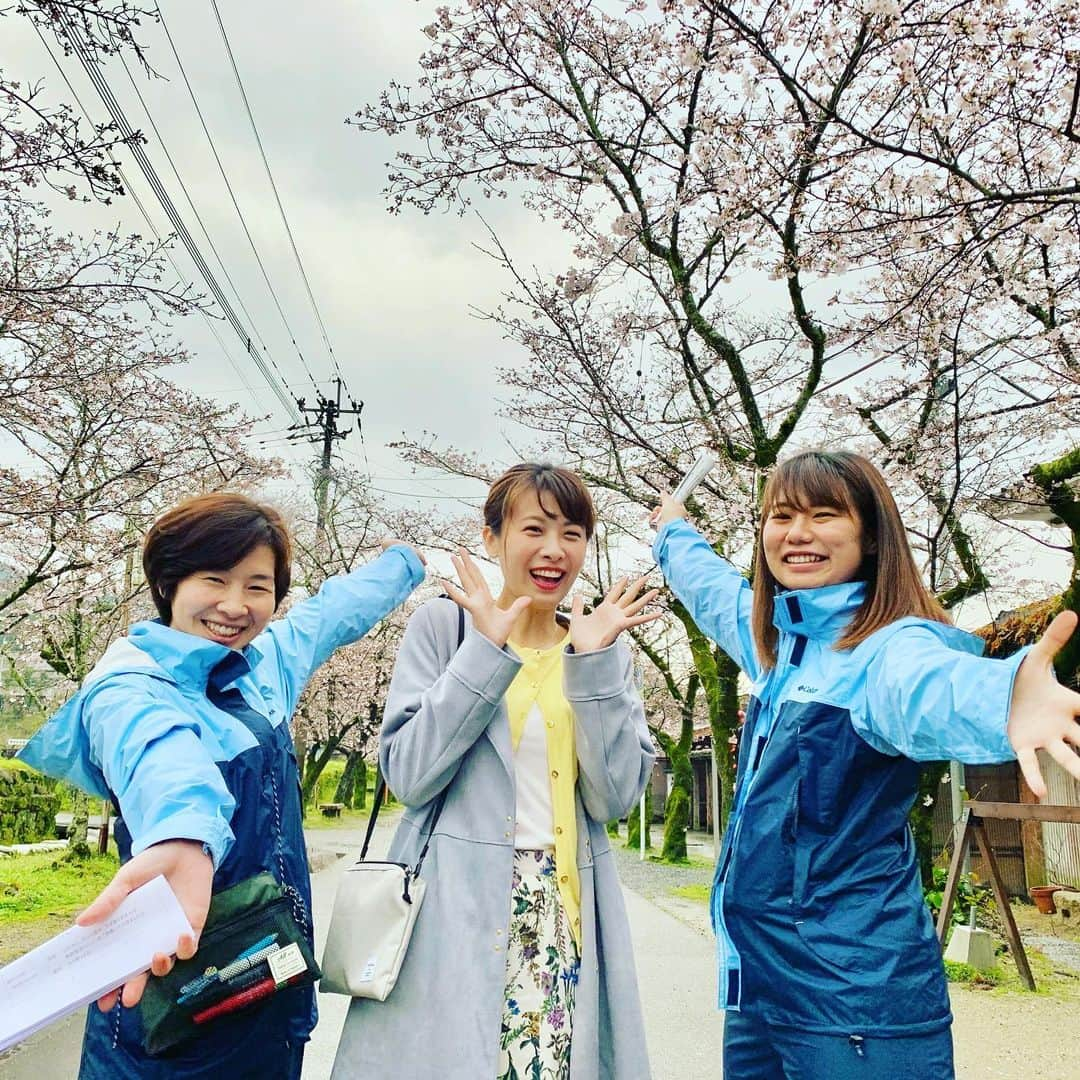 岡野綾夏さんのインスタグラム写真 - (岡野綾夏Instagram)「2019年10月から半年間 TNCももち浜ストアで 生中継を担当させていただきました❣️ . 初めての経験で うまく伝えられるか不安でしたが スタッフの皆さんが 温かく包んでくれて いつも安心してできました☀️ . 何より視聴者の皆さんから 「見たよ！」 「苺食べとったね！」 「そのスカートはどこのブランドですか？」 など、 色んなお言葉をいただき 嬉しさとありがたさで 胸がいっぱいでした✨ . チーム金曜生中継で パシャリ📸 . 皆さん本当にありがとうございました✨ . そして… 4月からは 新しいコーナーに出演します✨ . 詳しくは次の投稿で🍀 . #岡野綾夏  #生中継 #ももち浜ストア #最終回」3月29日 21時34分 - ayaka.o531