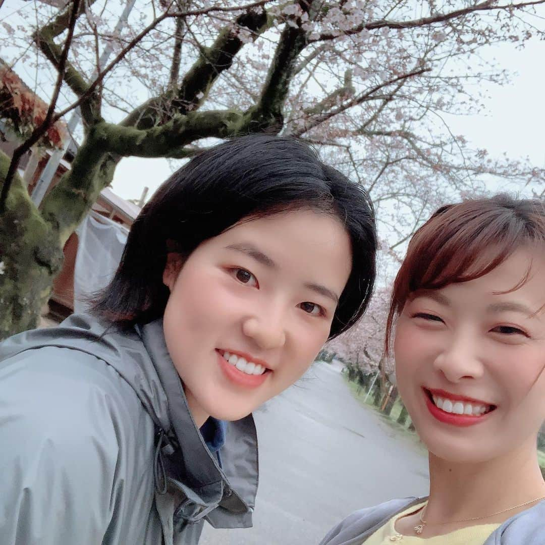 岡野綾夏さんのインスタグラム写真 - (岡野綾夏Instagram)「2019年10月から半年間 TNCももち浜ストアで 生中継を担当させていただきました❣️ . 初めての経験で うまく伝えられるか不安でしたが スタッフの皆さんが 温かく包んでくれて いつも安心してできました☀️ . 何より視聴者の皆さんから 「見たよ！」 「苺食べとったね！」 「そのスカートはどこのブランドですか？」 など、 色んなお言葉をいただき 嬉しさとありがたさで 胸がいっぱいでした✨ . チーム金曜生中継で パシャリ📸 . 皆さん本当にありがとうございました✨ . そして… 4月からは 新しいコーナーに出演します✨ . 詳しくは次の投稿で🍀 . #岡野綾夏  #生中継 #ももち浜ストア #最終回」3月29日 21時34分 - ayaka.o531