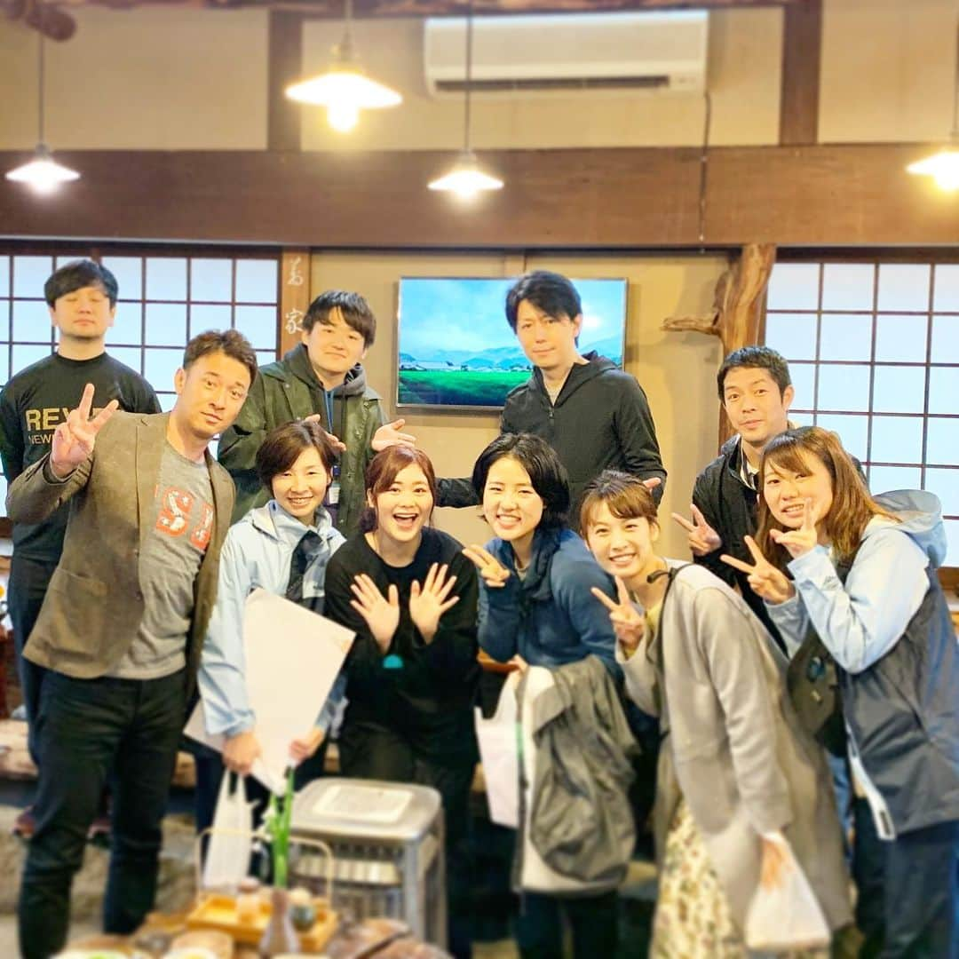 岡野綾夏さんのインスタグラム写真 - (岡野綾夏Instagram)「2019年10月から半年間 TNCももち浜ストアで 生中継を担当させていただきました❣️ . 初めての経験で うまく伝えられるか不安でしたが スタッフの皆さんが 温かく包んでくれて いつも安心してできました☀️ . 何より視聴者の皆さんから 「見たよ！」 「苺食べとったね！」 「そのスカートはどこのブランドですか？」 など、 色んなお言葉をいただき 嬉しさとありがたさで 胸がいっぱいでした✨ . チーム金曜生中継で パシャリ📸 . 皆さん本当にありがとうございました✨ . そして… 4月からは 新しいコーナーに出演します✨ . 詳しくは次の投稿で🍀 . #岡野綾夏  #生中継 #ももち浜ストア #最終回」3月29日 21時34分 - ayaka.o531