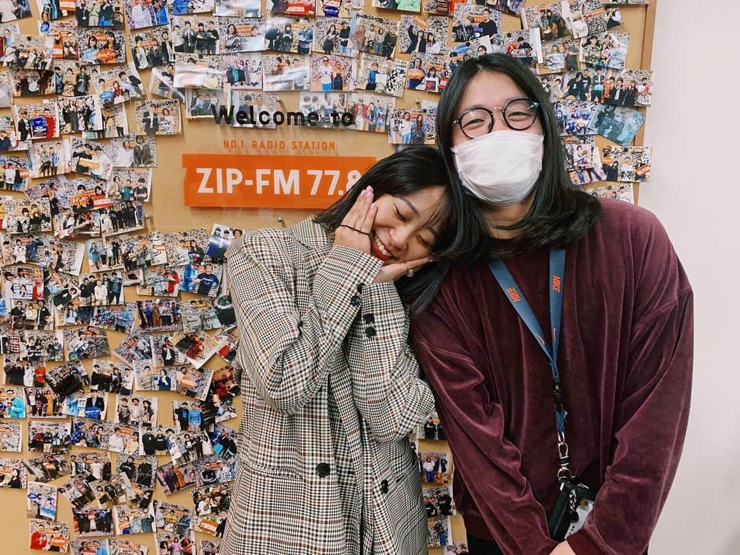のインスタグラム：「5年お世話になったZIP-FMを卒業しました。ZIPPIEのみんなと、関わってくれた全ての方に感謝でいっぱいです。本当にありがとうございました！﻿ ﻿ なんと5年間！担当してくれた、わだくん。一緒にいろんなことにチャレンジして、全力で向き合ってくれたプロデューサーです。もうこんな存在出来ないだろうなあ。また絶対仕事したい！﻿ だからそれまでわだPのもとを離れて、頑張るね。♡ ﻿ ﻿ 先輩方との写真も順番にUPしたいので、、﻿ しばらく卒業モードにお付き合いください🌸 ﻿ ﻿ #ちゃんと真ん中で撮れないところが私たち #zipfm #名古屋﻿」
