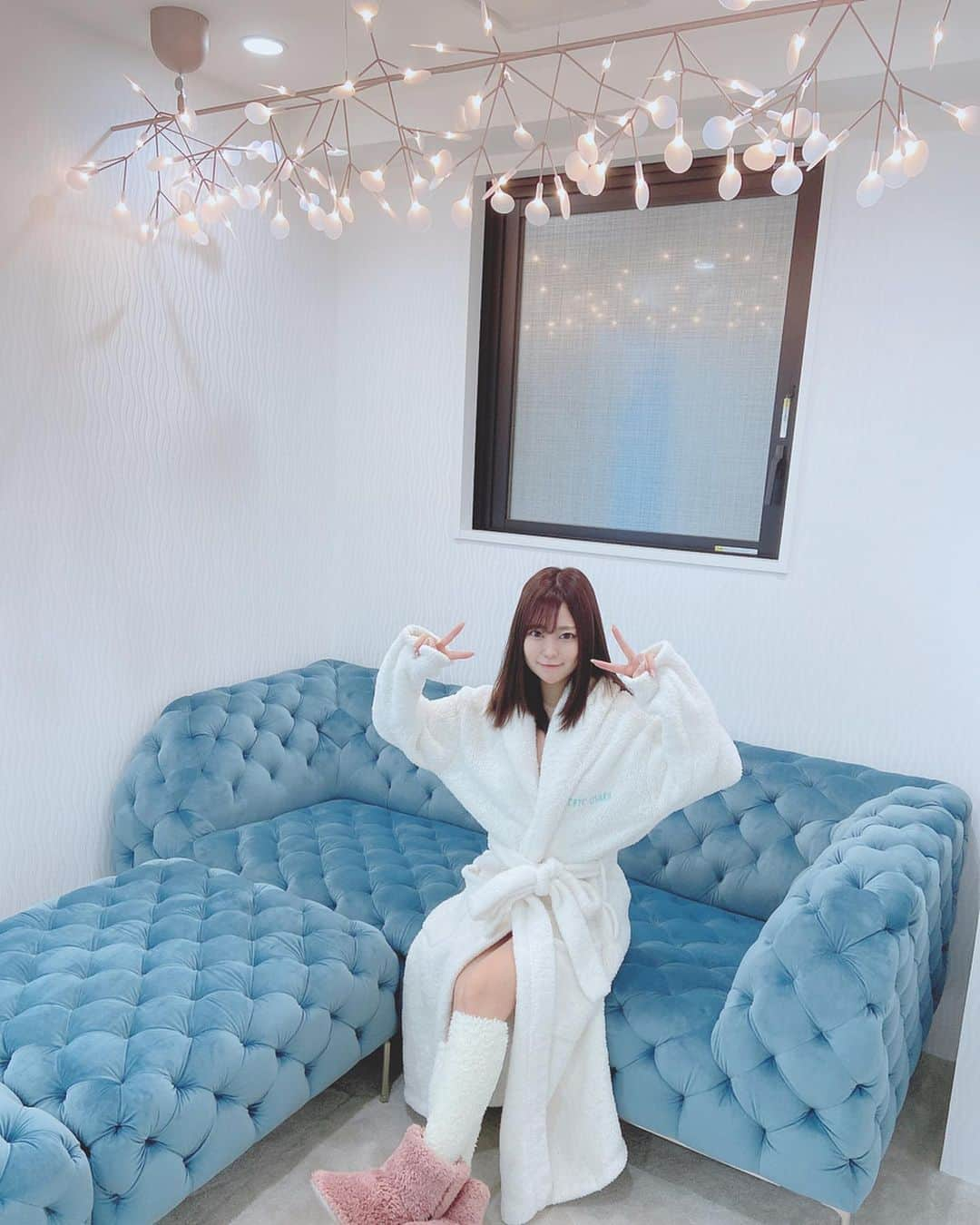 福井柑奈さんのインスタグラム写真 - (福井柑奈Instagram)「初！クライオセラピー行ってきました❄️ @cryo_osaka 〜〜〜〜〜〜〜〜〜〜〜〜〜 Whole Body Cryotherapy（全身性低温療法）は、世界のトップアスリートや ハリウッドスターたちの間で活用されはじめたリカバリーの手法です。 最高でも3分間、液体窒素を利用して-100℃～-196℃の超低温になったキャビン内に入り、 全身を冷やすことで身体反応を引き起こし回復力を高めます。 〜〜〜〜〜〜〜〜〜〜〜〜〜〜 .  いや〜すごかった😳‼️ 目が覚めました😳笑 私は2分間、頑張ったよ💪 お話ししてくれてたからあっという間でした(ﾟ∀ﾟ) . この2分でカロリーがマイナス500〜800消費されるんや〜と思ったら特に気合入った💪 あとは血行がめちゃくちゃよくなったから冷え症だけど身体ぽっかぽかになりました🤤🔥 . 他にも身体にいいことがいっぱい🔥 🌸アンチエイジング 🌸ストレス軽減 🌸エンドルフィン増加 🌸美肌効果 🌸ダイエット 🌸リカバリー 🌸疲労回復 🌸デトックス効果 🌸肩凝り改善 🌸睡眠の質 ※たぶんまだある😌笑 .  顔や頭にも液体窒素してもらいまして、 毛穴は引き締まりまして保湿にもなりました^ ^✨ というか、小顔効果〜😍‼️‼️ . なんか、めっちゃ楽しかったし身体によすぎるので また行きたいと思います😜💪❤️ お友達の @aki__nakajima  さんがいるお店💓 あきさん！勇気をくれてありがとう！！！🤤💓w . #関西 #大阪 #中央区 #淀屋橋 #本町 #北浜 #クライオセラピー #クライオ大阪 #液体窒素 #冷却痩身 #コラーゲン生成 #デトックス効果  #冷却療法 #健康 #リカバリー #早期回復  #免疫力アップ #睡眠改善 #ストレス軽減 #肩こり #腰痛 #体質改善 #冷え性 #美容 #ダイエット #美肌 #アンチエイジング #カロリー消費 #小顔 #cryotherapy」3月29日 21時35分 - kanna_fukui