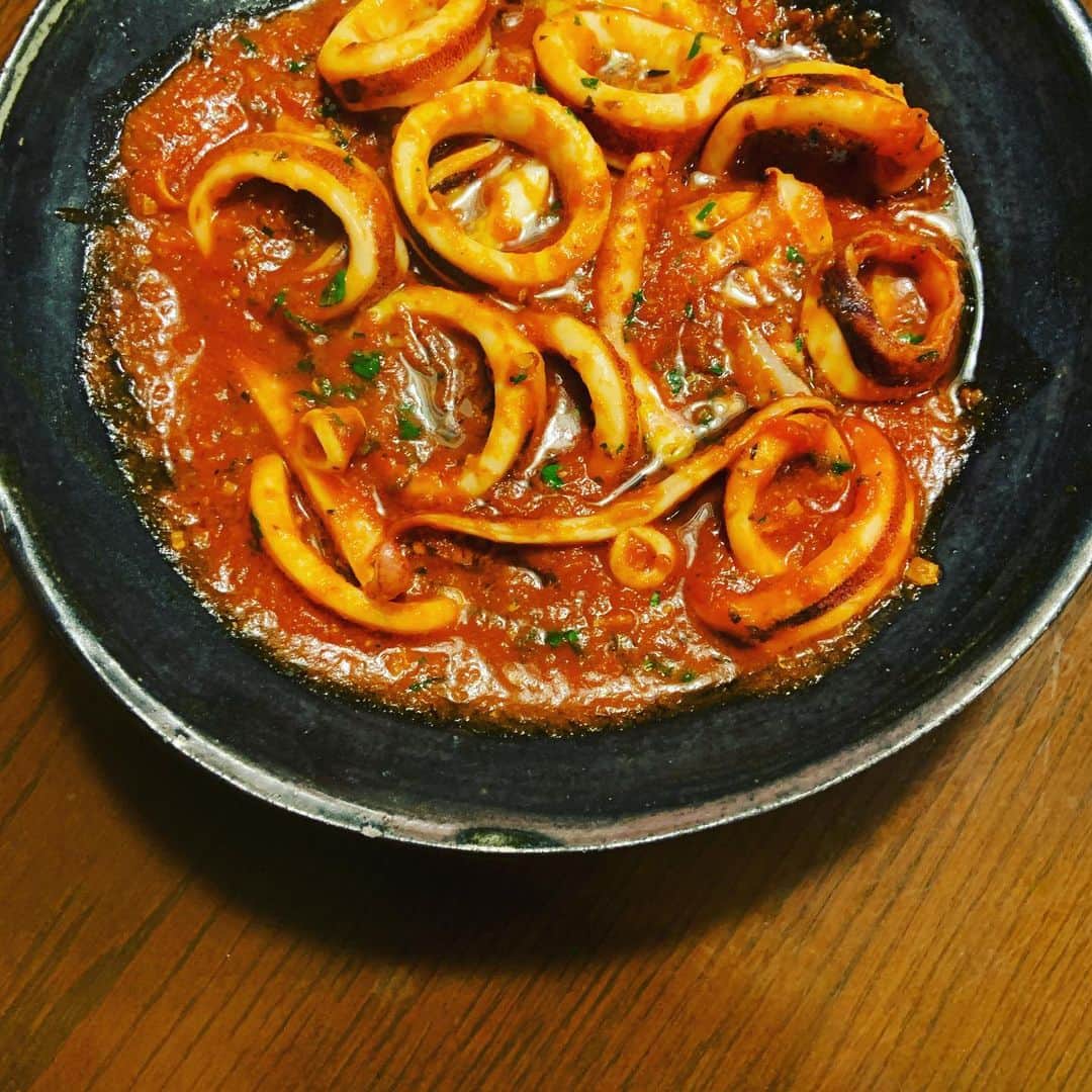 志摩有子さんのインスタグラム写真 - (志摩有子Instagram)「温かいものも。イカのトマト煮。さっとにんにくと炒めて、トマトソースを投入。パスタにしても美味しいよ。」3月29日 21時36分 - ariko418