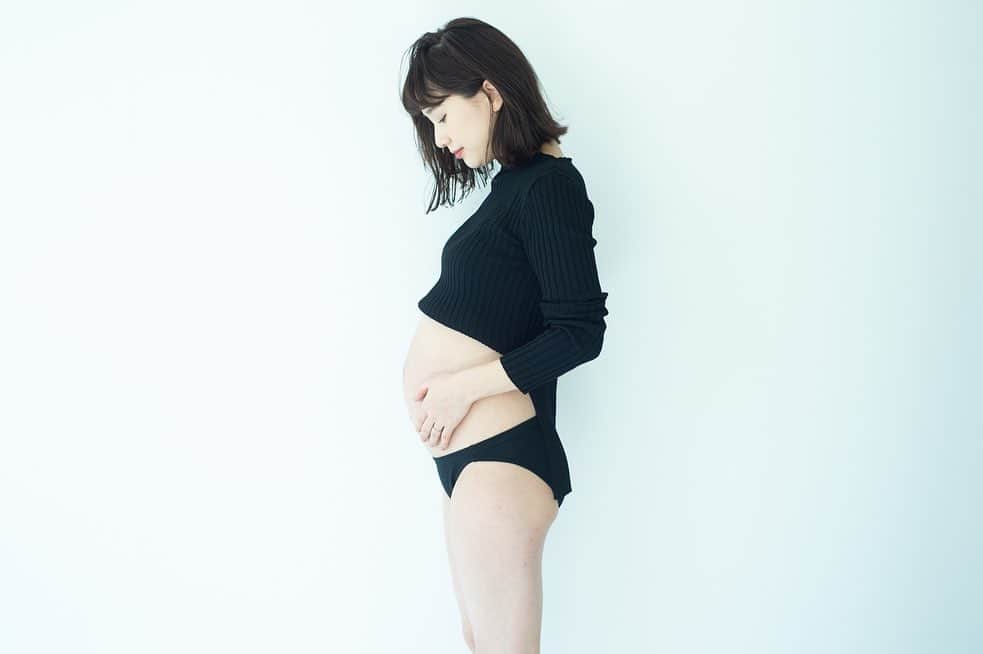 伊地知朋子さんのインスタグラム写真 - (伊地知朋子Instagram)「#maternityphoto  間違って消してしまって再投稿🙏 . 今の貴重な瞬間を 大好きなまきさん @takemura_photo に 撮っていただいた♡ #宝物」3月29日 21時37分 - tomoko_urbanbobby