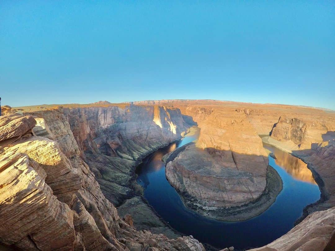 足立沙織さんのインスタグラム写真 - (足立沙織Instagram)「. 📍Horseshoe Bend . . 川を渡ってる船が米粒に見えるくらい、すごく広大でただその場にいるだけで圧巻されるこの場所は、本当に感動もの。 朝だったから空気も澄んでて本当に気持ち良かった！！ . . . . . . . . . #horseshoebend#horseshoebendarizona#worldheritage#worldheritagesite#grandcanyon#grandcanyonnationalpark#lasvegas#grandcanyonnps#losangeles#losangels#trippy#tabijyo#tabijyomap_la#tabijyo#saori__trip」3月29日 21時40分 - sao_ri_17