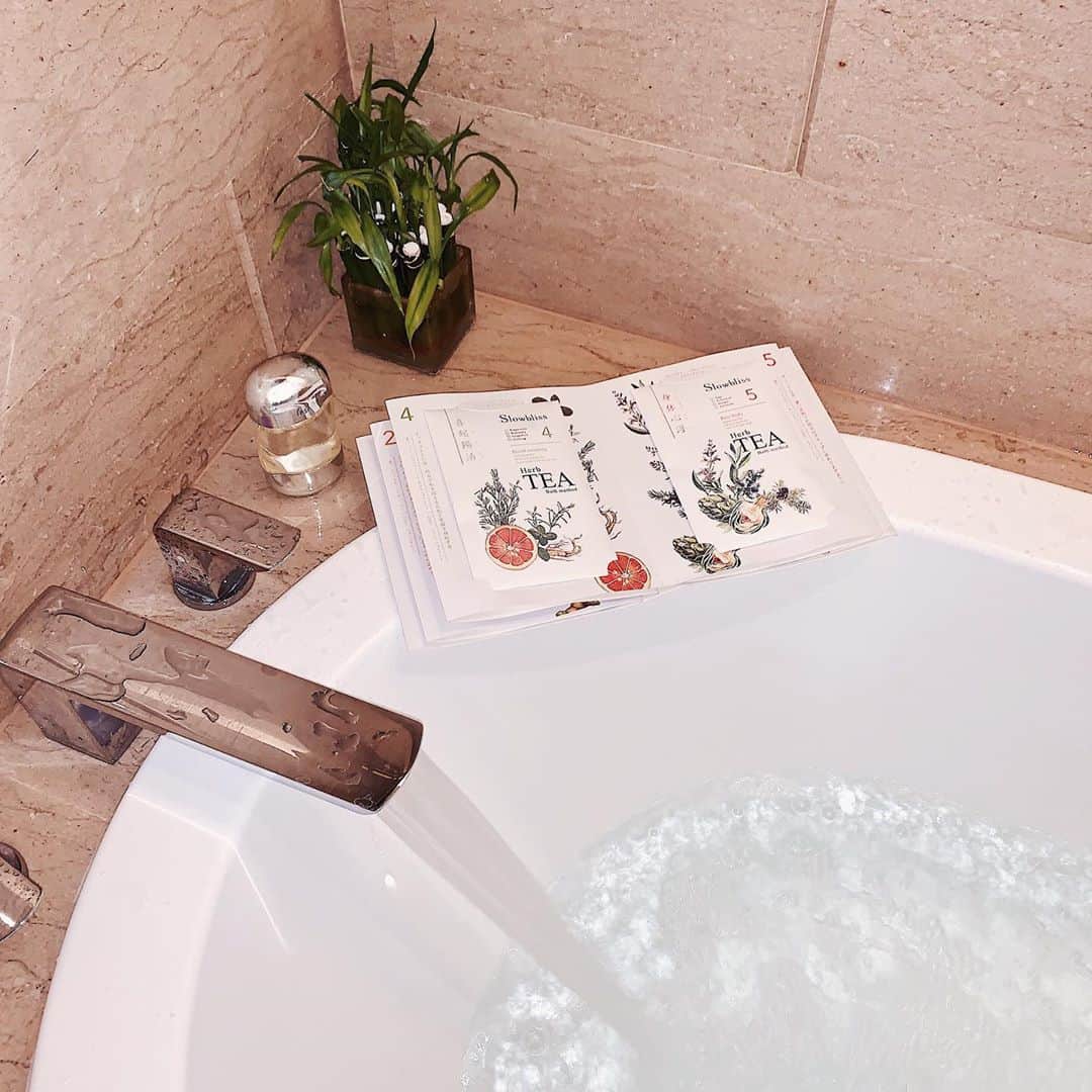 唯可（yuika）さんのインスタグラム写真 - (唯可（yuika）Instagram)「お風呂タイム🛁🧼 まったり #おうち時間 . プレゼントで貰った @slowbliss_official の 入浴剤がかわいくてお気に入り👌 本みたいに開けるタイプで 毎日どれにしようか楽しみに使ってるよ🛁  それと @ipsa_jp の全身用オイル🥺 お肌がぷるぷるになるから最近ハマって使ってる  今日も寒かったからゆっくりお風呂に入ろうっと🛀  #お風呂#入浴剤#入浴剤マニア#保湿#ipsa#イプサ#美肌#アラサー#アラサー美容#エステ」3月29日 21時41分 - yu.i.k.a