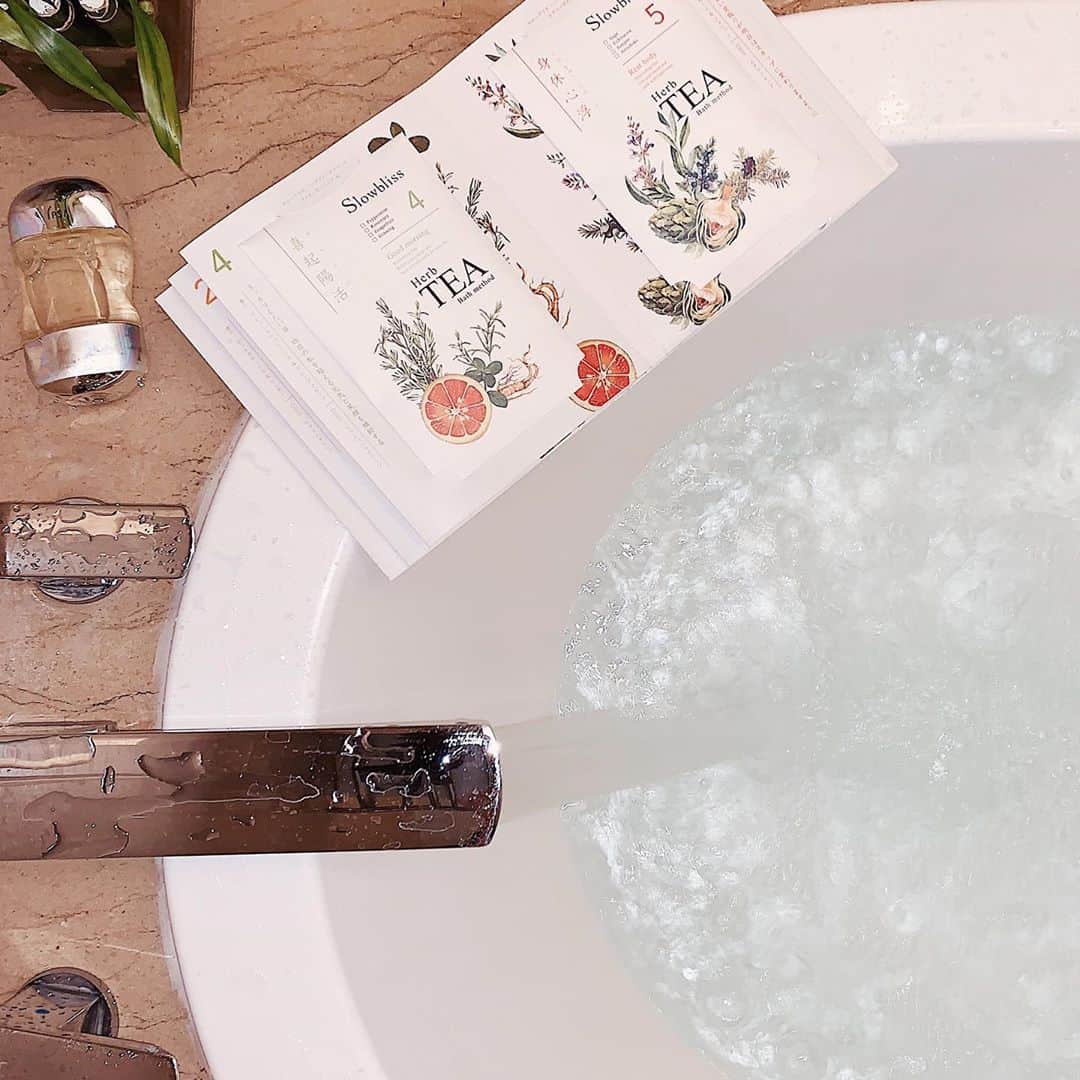 唯可（yuika）さんのインスタグラム写真 - (唯可（yuika）Instagram)「お風呂タイム🛁🧼 まったり #おうち時間 . プレゼントで貰った @slowbliss_official の 入浴剤がかわいくてお気に入り👌 本みたいに開けるタイプで 毎日どれにしようか楽しみに使ってるよ🛁  それと @ipsa_jp の全身用オイル🥺 お肌がぷるぷるになるから最近ハマって使ってる  今日も寒かったからゆっくりお風呂に入ろうっと🛀  #お風呂#入浴剤#入浴剤マニア#保湿#ipsa#イプサ#美肌#アラサー#アラサー美容#エステ」3月29日 21時41分 - yu.i.k.a