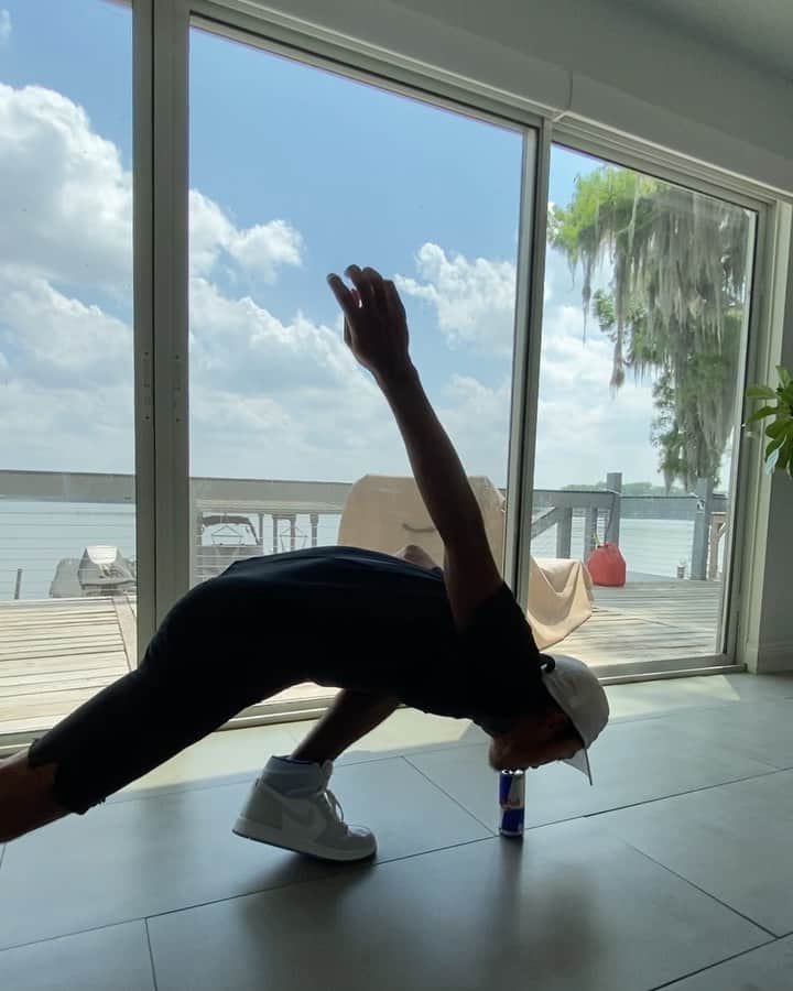 手塚翔太のインスタグラム：「Hope everyone stay safe😌🙏🏻 If you bored try this out🙌🏻 皆さんがご無事でありますように🙏🏻 お時間がある時に試してみては？🙌🏻 @redbulljapan  @redbull #チャレンジをさずける」
