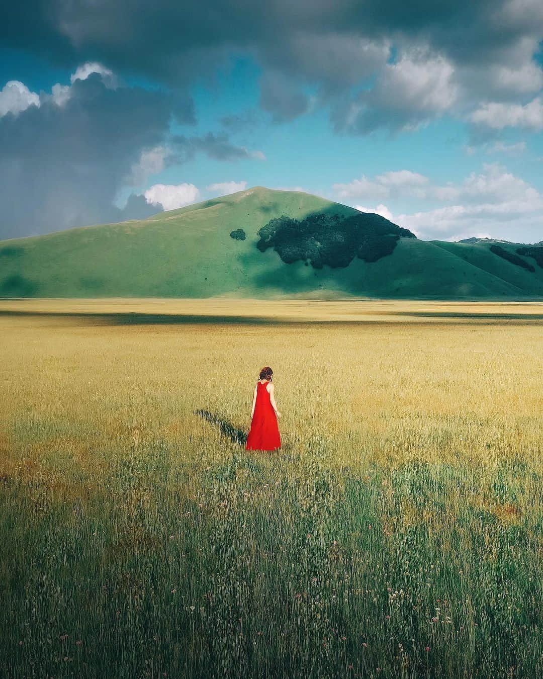 Simone Bramanteのインスタグラム：「{ Never Alone } • Physical isolation is necessary and will have an end for most of us. Creativity, on the other hand, has no end and is key to keeping alive, to imagine, connect with others, create, travel. #whatitalyis」