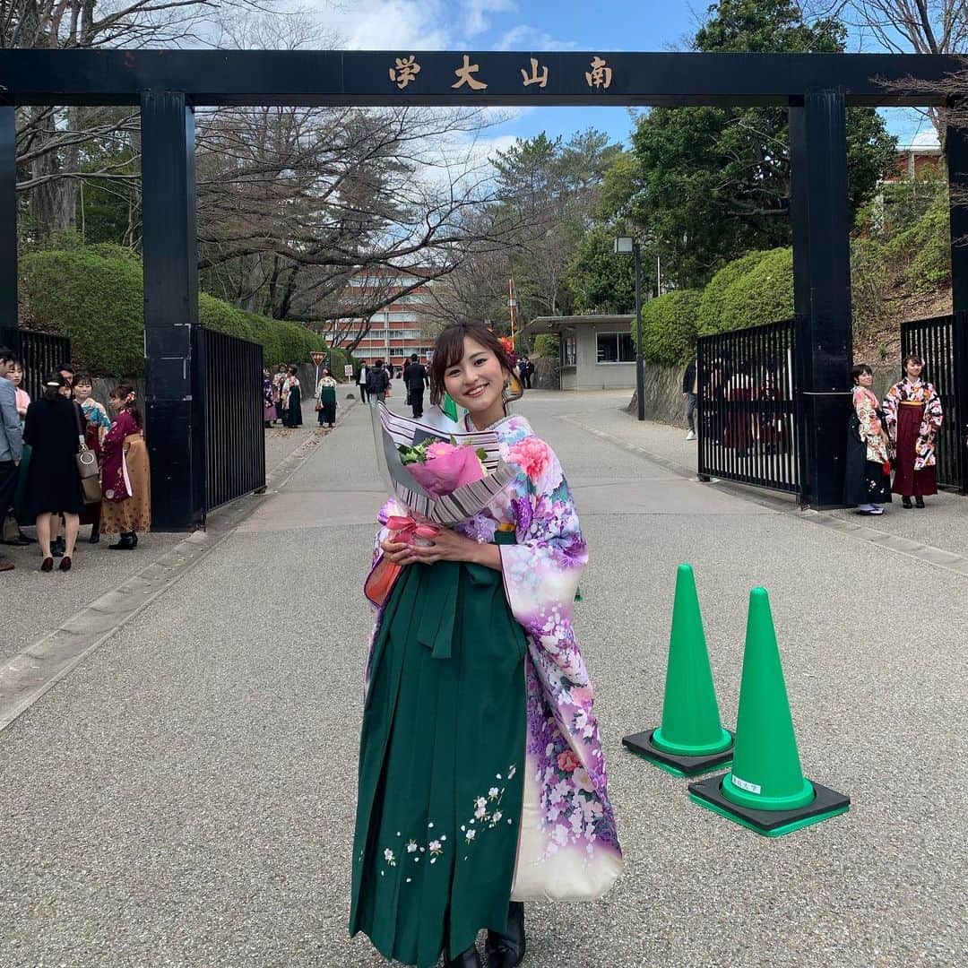 今川あかりのインスタグラム：「* 南山大学総合政策学部を卒業しました💐 この4年間の学生生活で、大事な友達に出会って、Miss SAKEやミスコンに出たり、いろんな経験ができました❤︎ それも応援してくれた周りのみんながいたり、支えてくれたからだと思います😭 ・ Miss SAKEの日本大会のスピーチでも言っていた、学芸員の資格も取ることができて本当に嬉しい限りです。 ・ 卒業式がなくなってしまい、コロナの影響がいろんなところに出ていますが、4月からは気持ち新たに、社会人、頑張ります🌟」