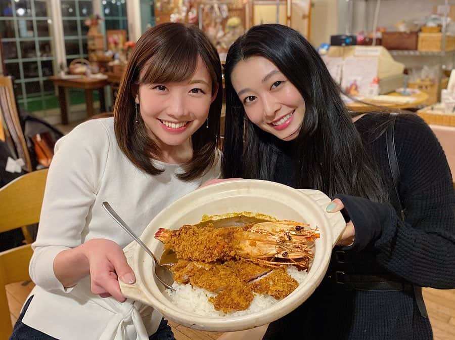 Karunaさんのインスタグラム写真 - (KarunaInstagram)「ㅤㅤㅤ 「爆食姉妹はじめました🙋🏼‍♀️🙋🏻‍♀️」 ㅤㅤㅤ ㅤㅤㅤ っていうのウソです・・・・(笑) こんな大きな海老フライ初めて！ 気分は完全にフードファイター🔥 ㅤㅤㅤ 毎日おうち時間を過ごしている為 写真がないのでカメラロールから 楽しい写真を更新してみました🦐 ㅤㅤㅤ まいまい5up!卒業お疲れさま🥺🌸 フロントドアも見よっと🙌🏻📺💕」3月29日 22時09分 - karuna0520