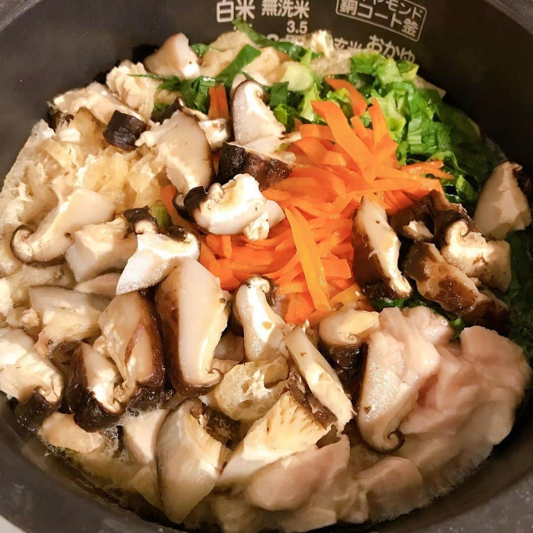 大湯みほさんのインスタグラム写真 - (大湯みほInstagram)「………… 鶏肉ぬか漬け炊き込みご飯🍚🐥🍆✨ ・ #にんじんぬか漬け　#大根葉ぬか漬け #しいたけぬか漬け　#鶏肉ぬか漬け #油揚げぬか漬け ・ 細かく刻んで、普通の炊き込みご飯と同じように調味料をいれて炊くだけ🍽✨ ・ 一度、材料を漬け込んでるぶん、味がしっかりと染みこんでるので🤗美味しく仕上がりますよ〜✨ぬか漬けパワーで、免疫力アップして、この時期乗り切っていきまっしょ〜❣️ ・ #ぬか漬け　#糠漬け　#発酵　#植物性乳酸菌　#免疫力アップ　#腸内環境 #ぬか漬けアレンジ　#何でもぬか漬け #ぬか漬け炊き込みご飯　#炊き込みご飯　#japanese #traditional #food #腸活レシピ　#菌活生活  #nukazuke #ぬか漬けマイスター #大湯みほ」3月29日 22時09分 - nukazukemiho0320