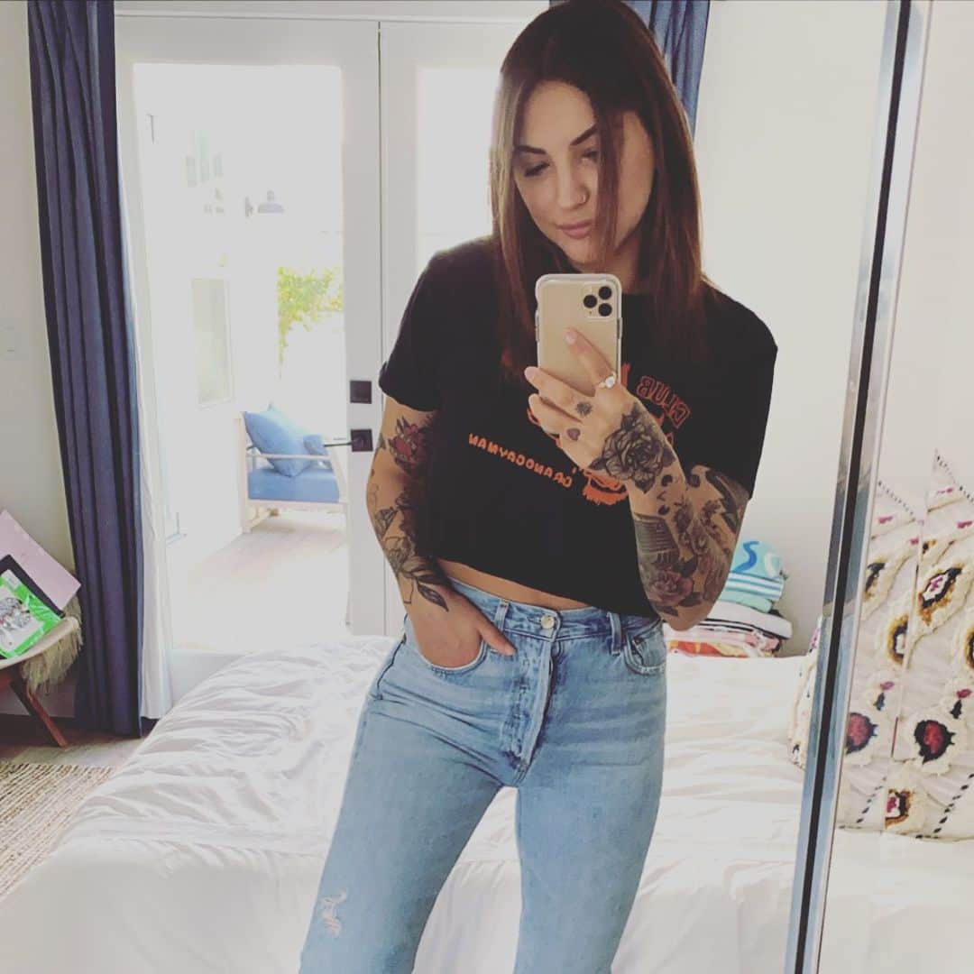 Julia Michaelsのインスタグラム：「😅」