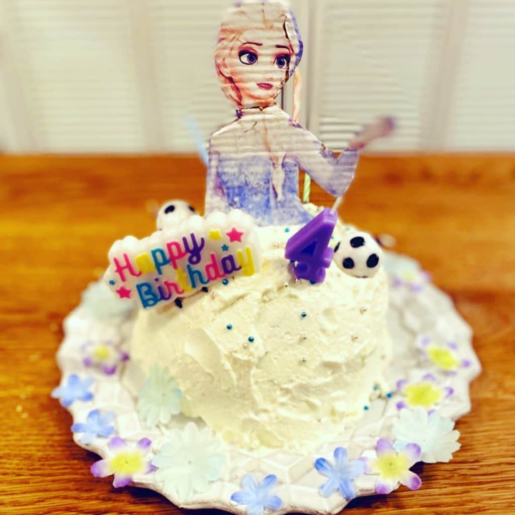 中村憲剛さんのインスタグラム写真 - (中村憲剛Instagram)「: 今日は末娘の4回目の誕生日でした🎉 3月29日はまさかのまさかの雪桜☃️🌸なかなかイレギュラーな状態で迎えた末娘4回目の誕生日。 みんなで家にいたので、兄姉交えた作戦会議の結果、頑張ってプリンセスのドレスケーキをみんなで手作りすることに。 スポンジを焼くところから、つまり1からの手作りだったので、てんやわんや大騒ぎしながらなんとかデコレーションまでこぎつけ完成したものの、末娘が最後にどうしても刺したいといろんな種類のロウソクを足したことで更にオリジナル感が増しました(エルサ、サッカーボール蹴っちゃってるし)。笑 そのエルサ、ケーキ作成中ずっと持たれていたために首がもげてしまい(涙)、兄の箸で補強するはめに。 ドタバタでしたが結果的に愛情たっぷりケーキでお祝いすることができました。朝から晩までずっと5人だし、雪桜だしとある意味とっても思い出深い誕生日になりました。 このまますくすく大きくなってね☺️ #末娘4回目の誕生日 #まさかの雪桜☃️🌸 #家族5人でケーキを手作り #なかなかのクオリティ #裏側もちらり #エルサはダンボール製 #型は姉がカット #ずっと持ってたから首が涙 #支えるは兄の箸 #ロウソクセンスは末娘 #一生忘れない誕生日 #誕生日おめでとう🎂🎊🎉」3月29日 22時15分 - kengo19801031
