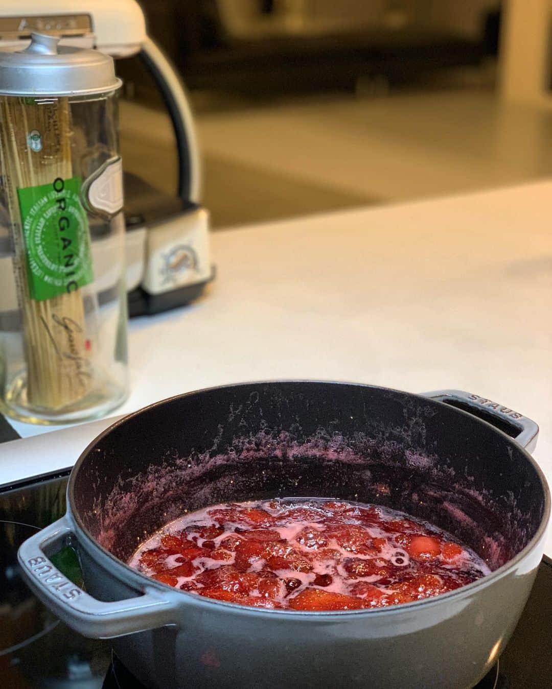 のインスタグラム：「Homemade jam 🍓🍓🍓 * * 部屋中があまーーい匂いでなんか幸せw * 明日の朝はトーストだな🍓 * * #ホームメイド #ホームメイドクッキング  #手作りジャム #staub」