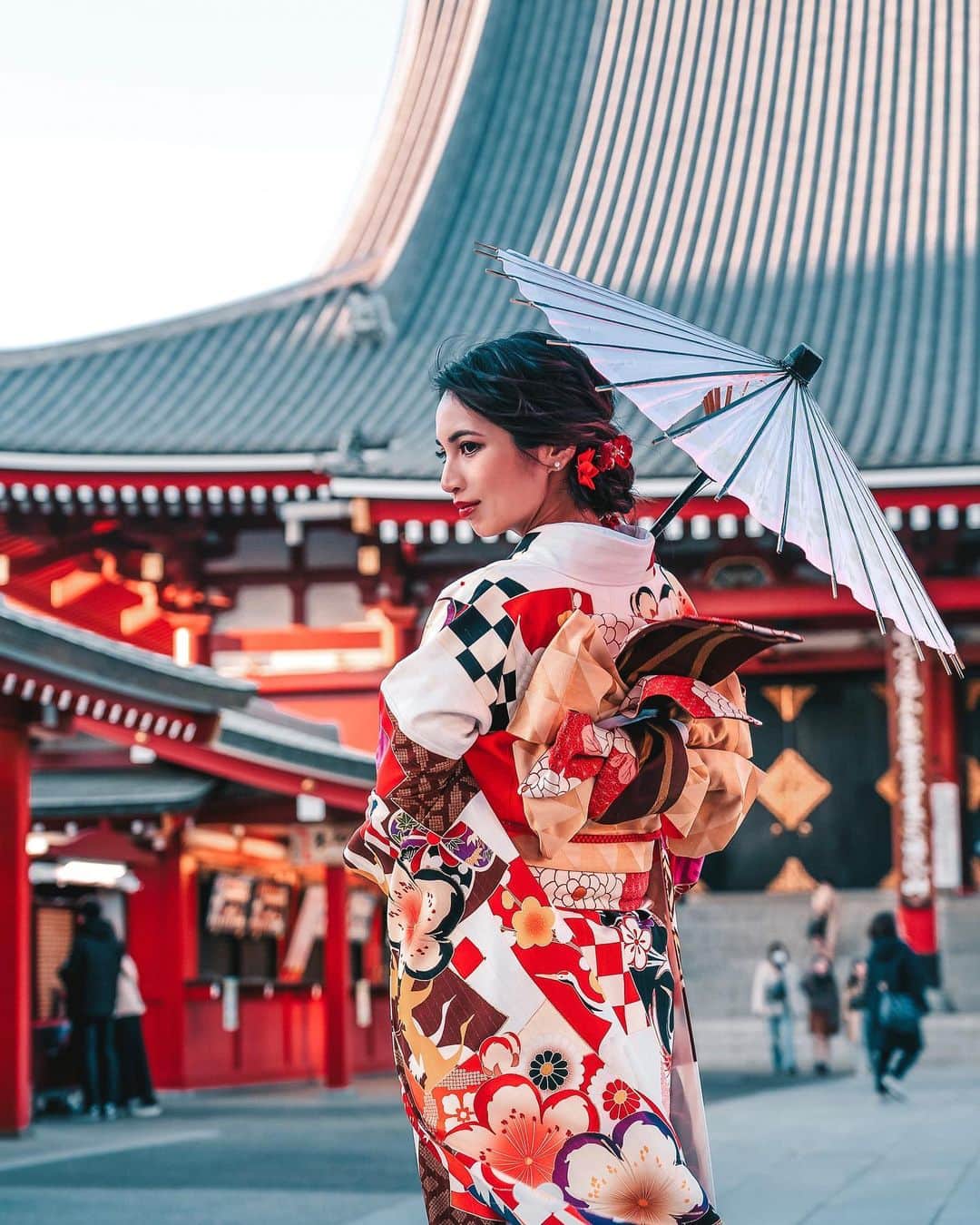 のインスタグラム：「こんばんは🌙. 昨日アップした浅草の動画の着物👘. @matsuri_first_kimono さんで着付けてもらいました🥰. . 華やかな着物がたくさんあって、どれにしようかすごーく迷ったけど、 @koufukuume さんの髪飾り持参したので、それに合わせて赤っぽい物を選びました🎀. . . 沢山写真あるので、またアップします🥰. #浅草 #浅草寺 #仲見世通り #仲見世 #仲見世商店街 #仲見世通り食べ歩き #寺 #下町 #着物 #振袖 #振り袖 #春 #桜 #枝垂れ桜 #さくら #japan_of_insta #japaneseculture #japanphotography #asakusa #asakusatokyo #asakusatemple #sakura #japanesesakura」