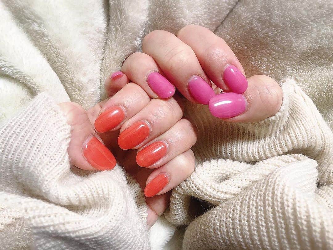 山本夢さんのインスタグラム写真 - (山本夢Instagram)「ずーっとお休みしてたけど 舞台の役で一回やったら またネイル熱が。。 クリア多めで 透明感出るように してもらいました。 チュルチュルで 飴ちゃんみたい。  #nail #nails  #nailstagram  #ワンカラーネイル #pinknails  #orangenails」3月29日 22時25分 - yume_yamamoto_ue