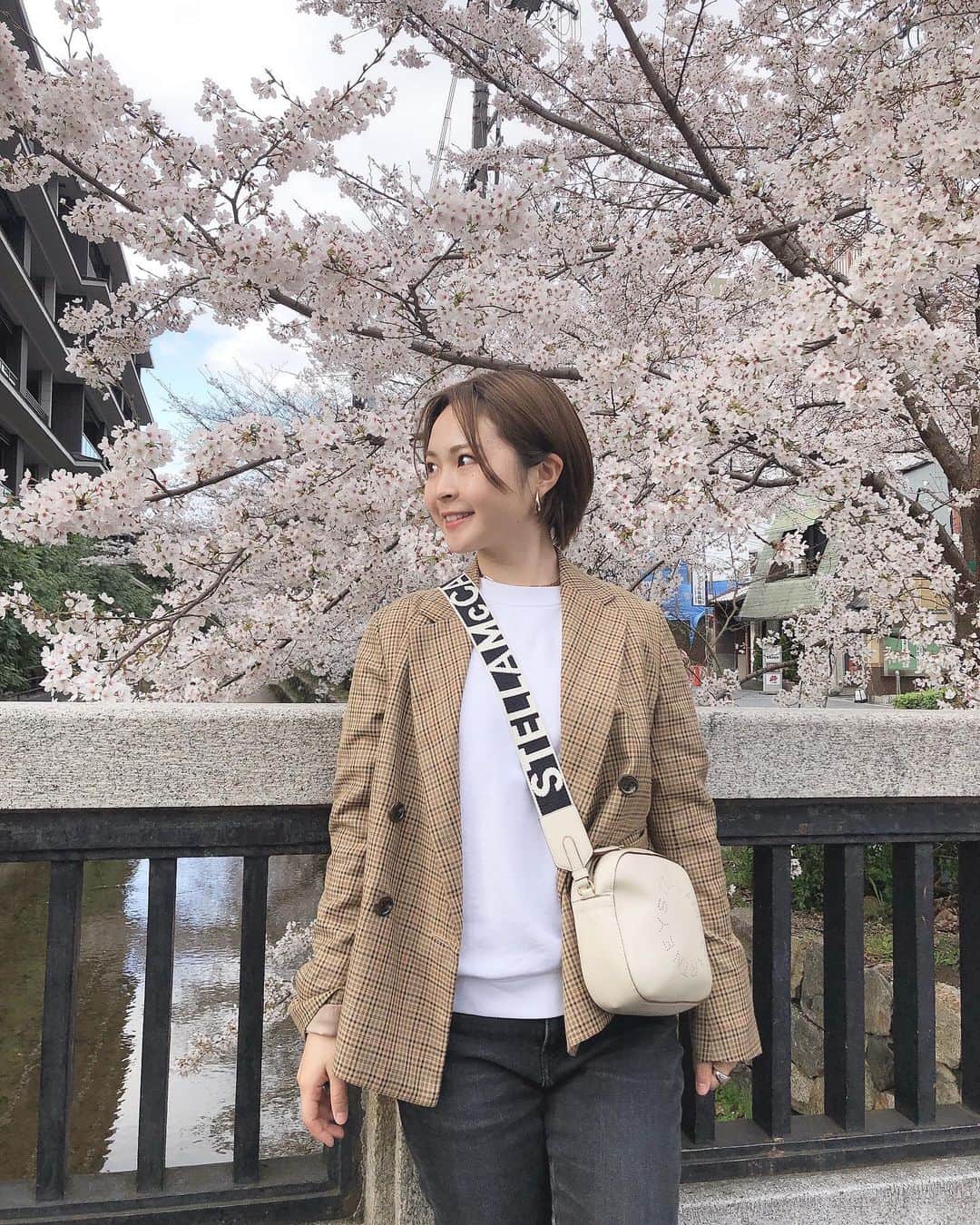 加藤るみさんのインスタグラム写真 - (加藤るみInstagram)「今日は京都の出町座さんでUSムービーホットサンドのイベントでした📕 換気、除菌、マスク対応など、皆様にご不便をおかけしたと思います。 お越し下さった皆様、ありがとうございました。 ． ． 📸 写真を撮る時だけシャッとマスクを外して…🌸 満開の桜に癒されました。 こんな時期ですが、明るく乗り越えれますように。 ． ps. 今日でデビューして12年目。 わざわざ教えてくれました🗣 そして忘れていた(気づかなかった)私😂 これからも頑張ります。 いつも応援してくださる皆様、ありがとうございます🌸」3月29日 22時29分 - rumicinema