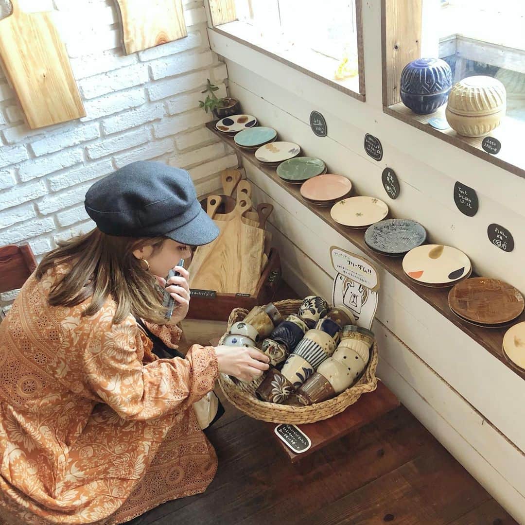 HELENAのインスタグラム：「この前の#女子旅 🌺 車なしで行ったので(免許持ってない)のーんびり散歩できました！道間違えてめっちゃローカルなところにも行ったり☺️ ここは#やちむん通り で可愛い器がたーくさんありました！お店もお洒落で素敵だったな〜 2日間ずっと家にいたので楽しい思い出振り返ってた🥺早くコロナ終息してほしいね、そしたらまた絶対行く！！ #戻りたい #2か月ぶり2回目の沖縄 #学生最後の旅行」