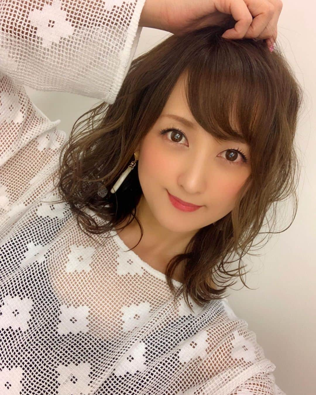 小松彩夏さんのインスタグラム写真 - (小松彩夏Instagram)「﻿ ﻿ 最近のお気に入りを紹介します🥰﻿ ﻿ ダイアンボヌール( @dianebonheur )のシグネチャーオイル グラースローズの香り🌹﻿ ﻿ これ髪・顔・身体と全身に使えちゃう万能オイルなんです✨﻿ ﻿ 私は風呂上がりにタオルドライした髪の毛に付けてからドライヤーをして、全身のマッサージにも使って、最後は手に残ったオイルをハンド＆ネイルケアとして使用しています‼️✨﻿ ﻿ 写真はスタイリングの仕上げに毛先に付けてます✨ツヤ感がでるので、この使い方は本当にオススメですよー😊💕﻿ ﻿ 重くなりすぎずに、綺麗にまとまってくれて、なおかつツヤがでる✨最高‼️(笑)﻿ ﻿ 出張にもこれ一つ持っていくだけで﻿ 色々使えるので荷物も少なくて済むの😜🌸﻿ ﻿ グラースローズの香りに﻿ 癒されて寝るのが最近の幸せ😌💕﻿ ﻿ 皆さんもおうちでのちょっとした﻿ 幸せ時間をみつけてみてくださいね🥰🌷﻿ ﻿ ﻿ #ダイアンボヌール #dianebonheur #ファーミングシャンプー #シグネチャーオイル #ヘアオイル #全身用オイル #オーガニックオイル #グラースローズ #クラフト #ambassador #ローズ #香り #癒し #幸せ #おうち時間 #ヘアセット #巻き髪 #マッサージ #スタイリング #マッサージオイル #ボディケア」3月29日 22時33分 - official_ayaka_502