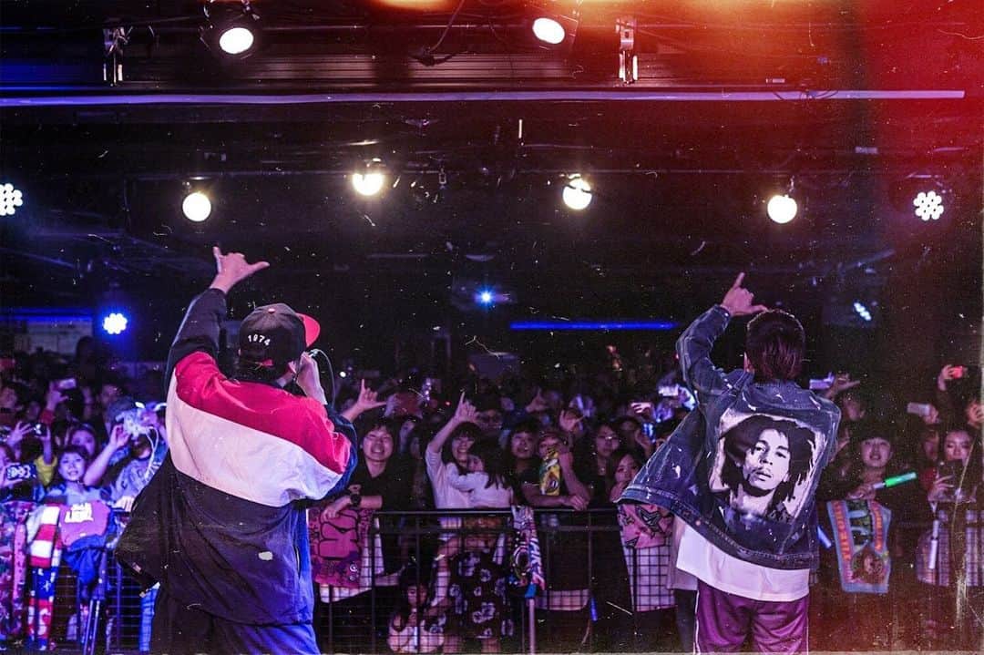 TAK-Zのインスタグラム：「緊急告知！！ あしたの19時頃〜、YouTube “Channel Tak-Z”のアカウントより、TAK-Z & RYO the SKYWALKERコラボ生配信します！ 画面越しでみんなに会える！みてね🖤 @rsw」