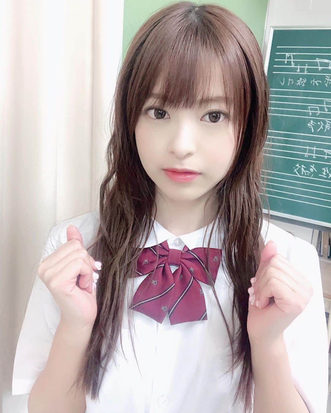 のインスタグラム：「よーし！  #桜もこ　#恵比寿マスカッツ  #もこもこ　#濡れ　#制服　#教室　#くつろぎ　#ゆるまき #instagram #instapic #instlove #japanesegirl #japanesemodel #asiangirl #ふわふわ」