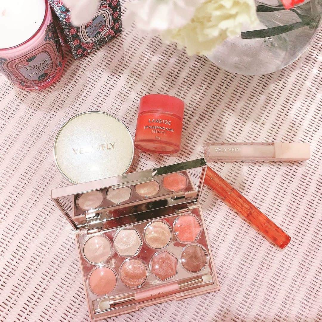 市原佑梨さんのインスタグラム写真 - (市原佑梨Instagram)「最近届いた好きなこすめ🥰 リピこすめ💝 . . . 下から 🌸20日も待った（このご時世だから仕方ないのと人気ですぐ買えなかった）#clioprismairshadow 01 コーラルスパークリング✨ 🌸#bbia ここのリップはコスパと力発揮してくるから好きです☺️最近発売した#lipoil 🌸#velyvely_cosmetic 最近1番好きな韓国コスメ😘  #はちみつツヤ肌#クッションファンデ 引き続き同じく 🌸velyvely カスタム#フローレンスコンシーラー 🌸#LANEIGE  これさえ塗って寝ればリップケアはお手の物🙌💄#lipsleepingmask . . クリオのアイシャドウ使ってみたよyoutube更新しました〜☺️🌈. . . My fav koreancosme💄. . . . #clioeyeshadow #clio#koreancosme#韓国コスメ#韓国コスメ購入品#クッションファンデ#リップオイル#リップマスク#コンシーラー#新作アイシャドウ#クリオ#クリオ新作#クリオアイシャドウ #リピートコスメ #リピ買い #ラネージュ#リップケア#ネット通販」3月29日 22時54分 - yuri_ichihara