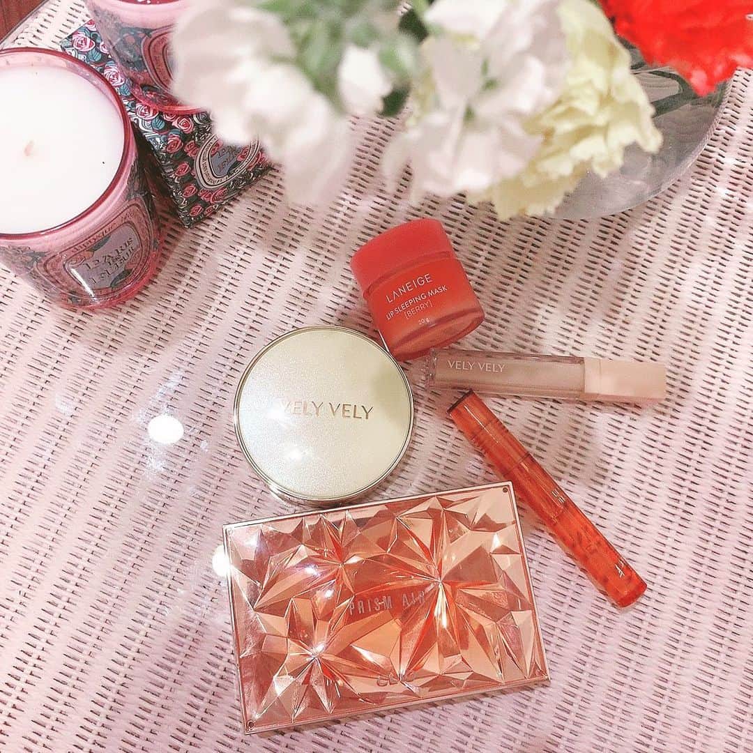 市原佑梨さんのインスタグラム写真 - (市原佑梨Instagram)「最近届いた好きなこすめ🥰 リピこすめ💝 . . . 下から 🌸20日も待った（このご時世だから仕方ないのと人気ですぐ買えなかった）#clioprismairshadow 01 コーラルスパークリング✨ 🌸#bbia ここのリップはコスパと力発揮してくるから好きです☺️最近発売した#lipoil 🌸#velyvely_cosmetic 最近1番好きな韓国コスメ😘  #はちみつツヤ肌#クッションファンデ 引き続き同じく 🌸velyvely カスタム#フローレンスコンシーラー 🌸#LANEIGE  これさえ塗って寝ればリップケアはお手の物🙌💄#lipsleepingmask . . クリオのアイシャドウ使ってみたよyoutube更新しました〜☺️🌈. . . My fav koreancosme💄. . . . #clioeyeshadow #clio#koreancosme#韓国コスメ#韓国コスメ購入品#クッションファンデ#リップオイル#リップマスク#コンシーラー#新作アイシャドウ#クリオ#クリオ新作#クリオアイシャドウ #リピートコスメ #リピ買い #ラネージュ#リップケア#ネット通販」3月29日 22時54分 - yuri_ichihara