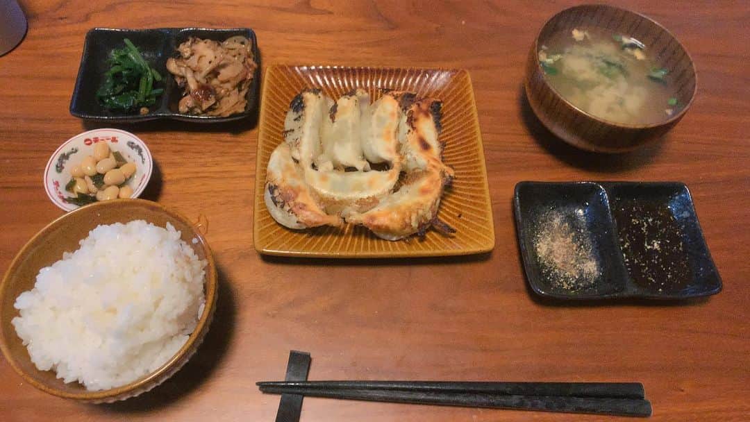長田成哉のインスタグラム：「引きこもり自炊生活。 米を多めに炊いて冷凍。今日は蓮根とブナシメジのきんぴらを作り置き用に作った。 #個人的な自炊の記録  #だらだら過ごしてますが #性に合わない #仕方ない」