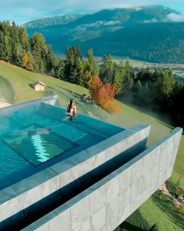 bestvacationsのインスタグラム：「TAG who you’d swim with! Best way to spend the morning in the Italian Alps! The Dolomites. By @jeremyaustiin @jedeye_fpv」