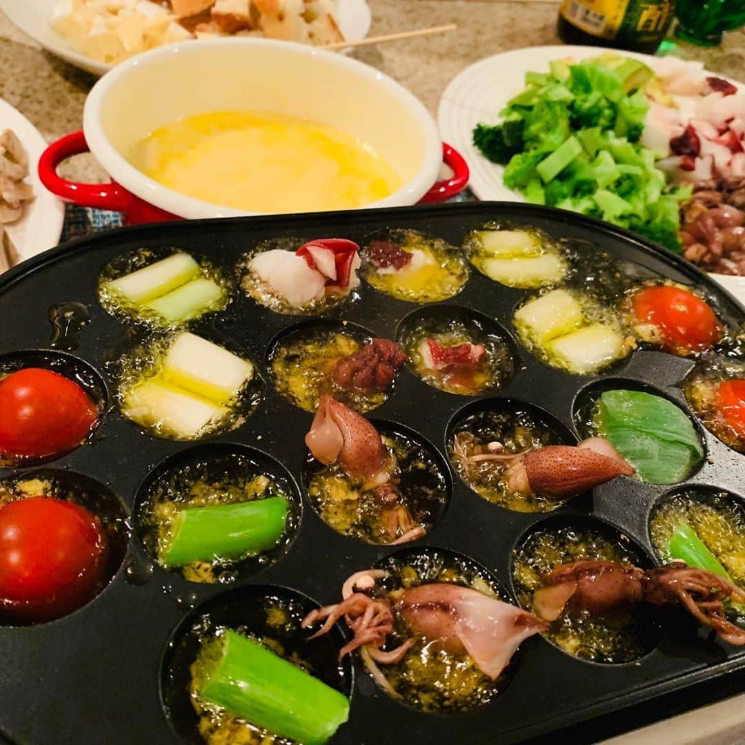 筒井菜月のインスタグラム：「外出自粛の今は、もっぱらお家ごはん🥰 自炊の良さは、好きなものを好きなだけ作ってたくさん食べれること💗  どうしても作りすぎて食べすぎちゃいます🥺  食べる量も自粛せねば...😅 #お家ご飯　#アヒージョ　#たこ焼き器　#温度調節不可　#チーズフォンデュ #フルーツパフェ　#食べすぎ　#自粛  #自炊　#love #dinner #筒井菜月」