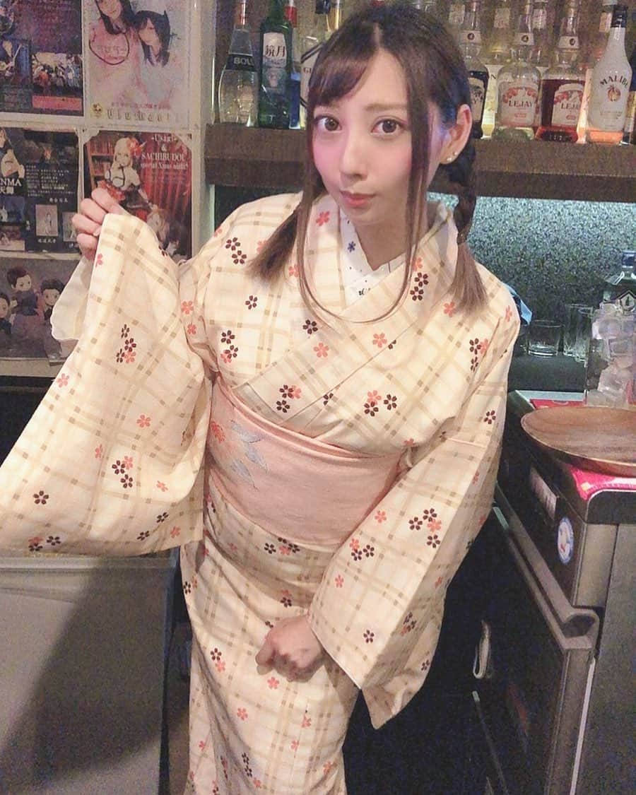 美羽フローラさんのインスタグラム写真 - (美羽フローラInstagram)「去年からてんまさんのおかげで着物着る機会増えました💓これはもらいました💛  #ウルシャンティ #1日店長 #4月も毎週水曜日 #待ってるよ #着物 #japaneseculture #kimonogirl  #japanesegirl  #三つ編み #おさげ #followme」3月29日 23時16分 - miuflora