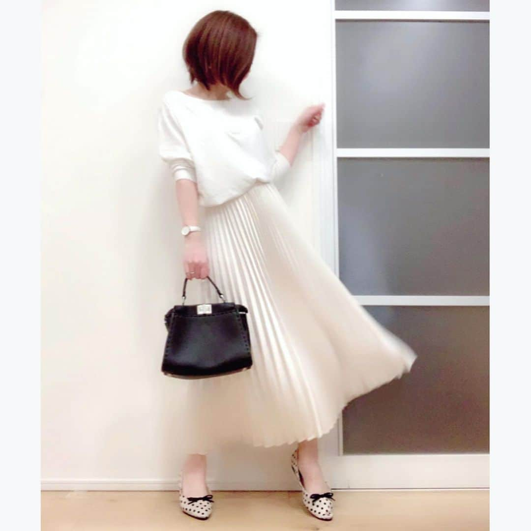 kkkkkaoriiiiiのインスタグラム：「グロッシーなホワイトコーデ💓 旬なシルキープリーツスカートが上品な光沢💓 . 詳しくはブログに書いてます📝 @kkkkkaoriiiii  プロフィールから飛べます✈️ ♡153cmちびっこアラサーOL♡KaoriのHappyRoom♡ . #haptic  #pierrotコーデ  #dholicsnap  #sesto_shoes  #narusya  #プチプラコーデ  #プチプラファッション  #ちびっこol  #おちびコーデ  #おちびの輪  #オトナカジュアル  #153cm  #153cmコーデ  #低身長コーデ  #f_blogger #ootd  #r_fashion」