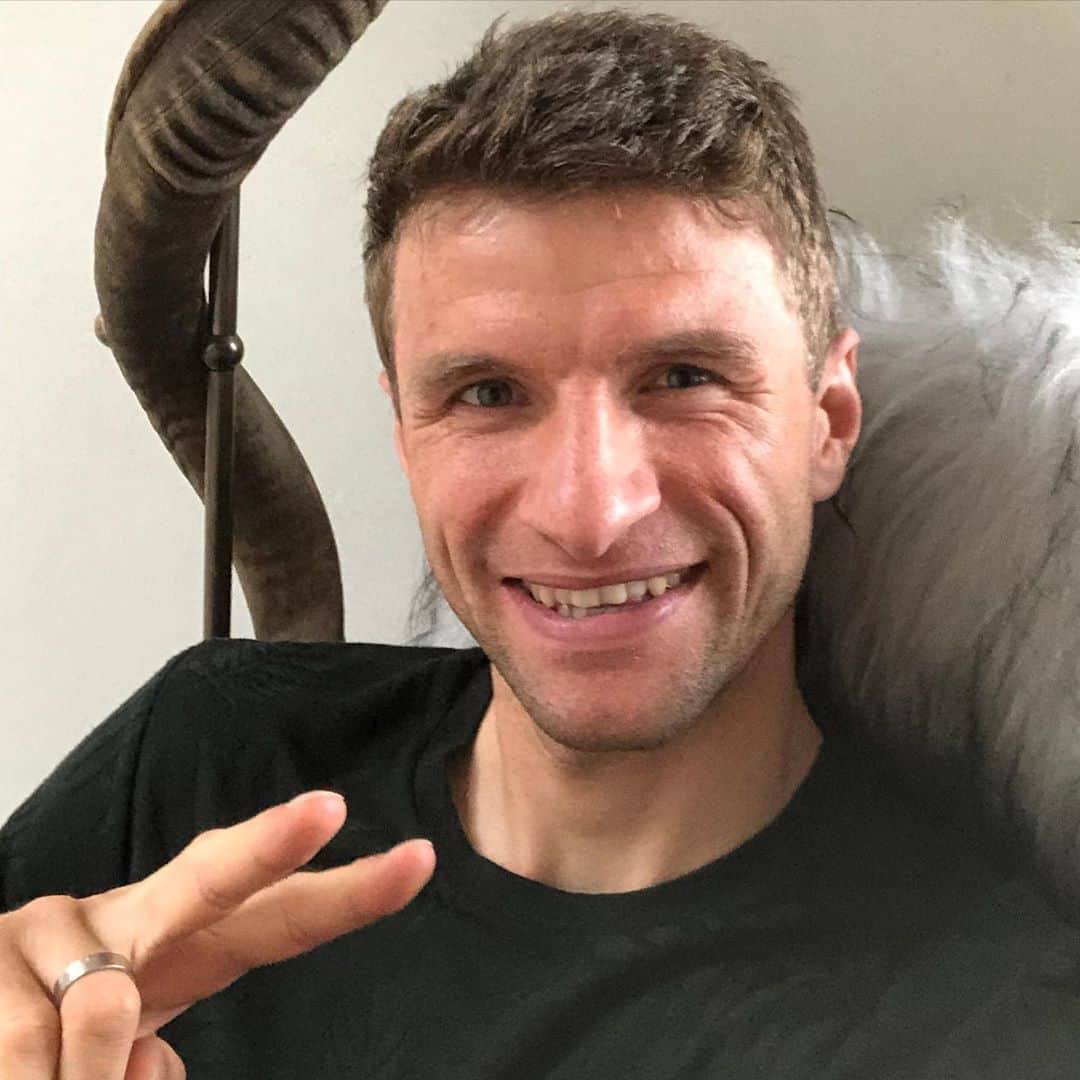 トーマス・ミュラーのインスタグラム：「Today on my program: Power-Couchpotating at home 🏠 #coronatimes #stayathome #esmuellert #staystrong #positivevibes #dahoam #zuhause #morgenwirdwiedertrainiert 💪」
