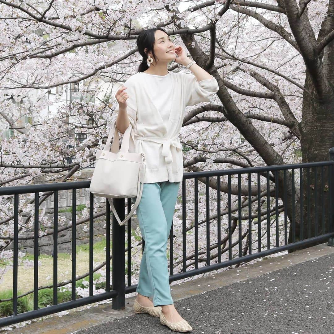 Eri Satoのインスタグラム：「ivory×mintgreenコーデ · cardigan (s1911-012030) tops (b1804-011248) pants (e1509-0222199) @pierrot_shop · 服は全部 @pierrot_shop のもの🤗 カーディガンは最近GETした #綿混ベルト付きショートカーディガン ゆるシルエットが抜け感あって可愛い💛  綿混素材なので肌触りも良いし、ベルトの有り無しで雰囲気も変わるよ🤔✨ 私のは使いやすいアイボリーです♪ · こちらのブランドは、 プチプラだけど生地がしっかりしてるので お気に入りのものがたくさんあります😘 春の新作も入荷してたから検索してみてね！ · 近所の桜キレイだったな～🌸 · #pierrot #pierrot_shop #ピエロアンバサダー#ニットカーディガン #カーディガン#ゆったりシルエット#fashion#ootd#outfit#code#coordinate#style#ファッション#コーディネート#コーデ#プチプラ#プチプラコーデ#ママコーデ#シンプルコーデ#mamagirl#locari#partegram#カジュアル#お洒落さんと繋がりたい#pr」