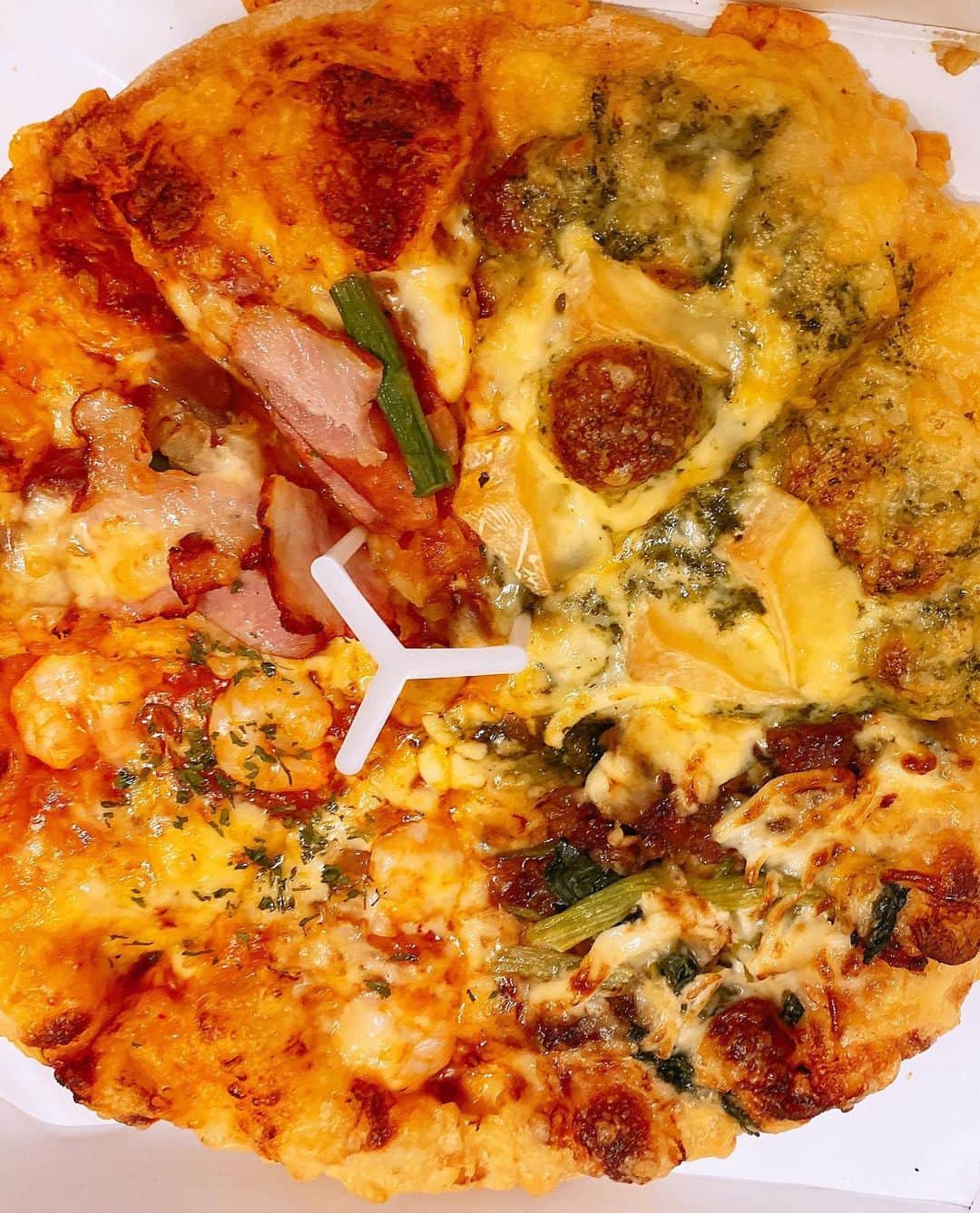 庄司ゆうこさんのインスタグラム写真 - (庄司ゆうこInstagram)「今日はお家でひきこもりdayだったのでナポリの窯でピザとポテトとアイスを注文したよー^ ^ ももちゃんにも少しピザとポテトあげたらかぶりついて、凄い勢いで食べてた🤣 ママも呼んで親子三世代で美味しいピザを満腹頂きました🥰 ホント、ナポリの窯大好き過ぎる〜😍 9枚目のももちゃん満腹で満足気な顔😆 最後の写真はママ、40歳って診断されてめっちゃ喜んでた🤣笑 #ナポリの窯#ピザ#デリバリー#デリバリーピザ#おうちじかん#ひきこもり#食べすぎ#コロナ太り#しちゃいそう#ダイエットは明日から#雪#寒すぎる#生後11カ月#女の子ママ#食いしん坊#ももちゃんです🤗#スッピン#ごめんなさい」3月29日 23時26分 - yuko.shoji