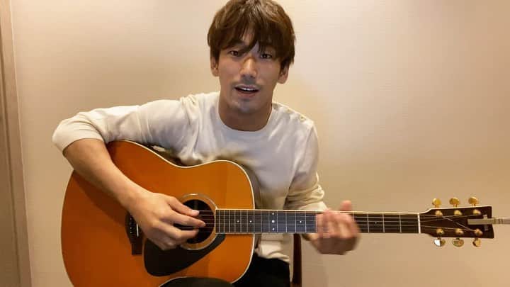 のインスタグラム：「気まぐれのんびりギター🎸@ おうち  Fun to play the guitar  our new song #movinon at home🏠  #EXILE#三代目JSOULBROTHERS#三代目JSOULBROTHERSfromEXILETRIBE#三代目JSB#三代目#3jsb#Idh#小林直己#直己#NaokiKobayashi#10thanniversary#stayhome#うちで過ごそう  #鼻歌つよめ#この動画UPすると思うと変な声出る🤢#スピーカーOFF希望 #本当に#直己最近どうしたの」