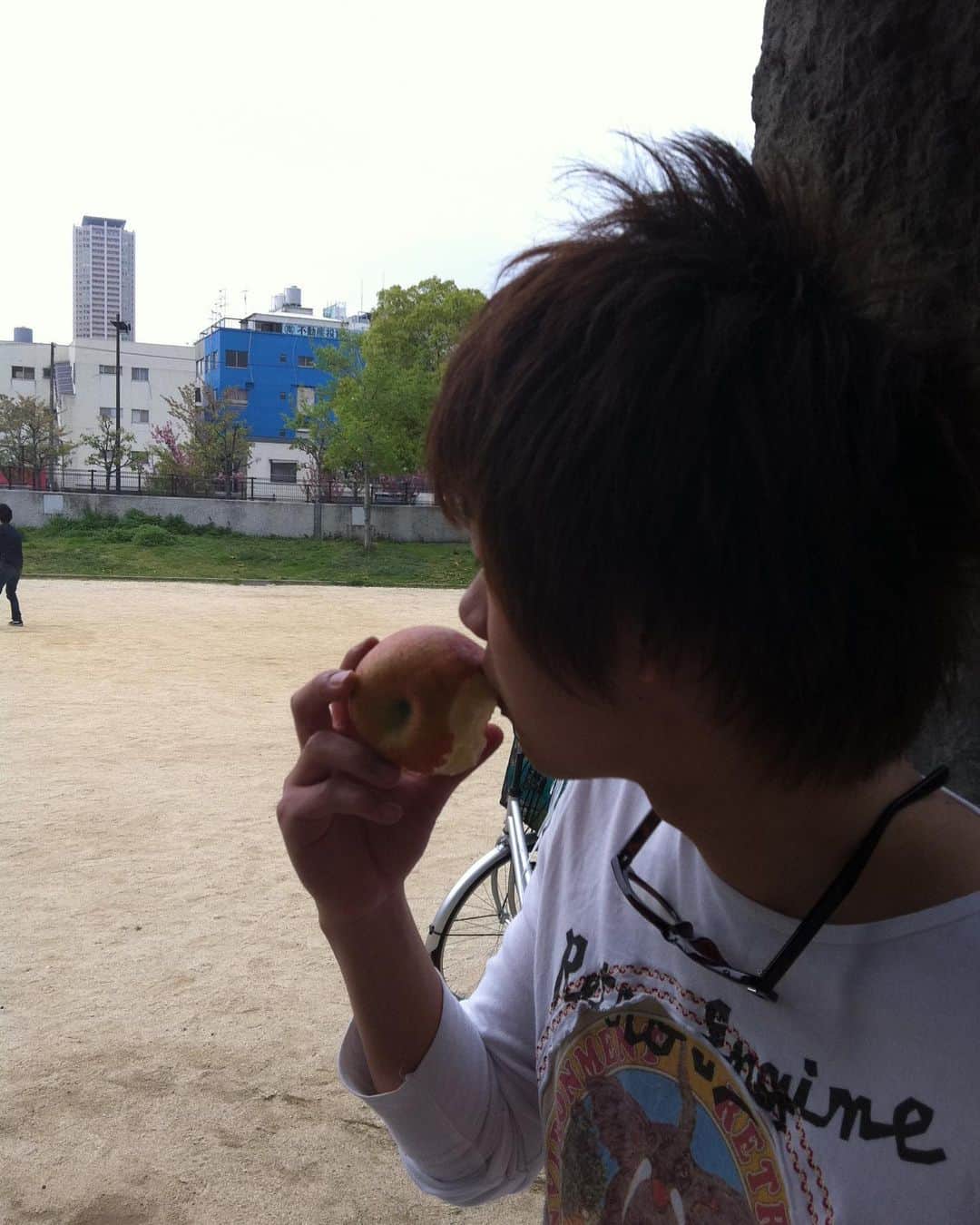 池田真一さんのインスタグラム写真 - (池田真一Instagram)「マルセイユ津田のりんごの写真 別角度見つけました！  #暇やから懐かしい写真をアップする」3月29日 23時35分 - wartdebu