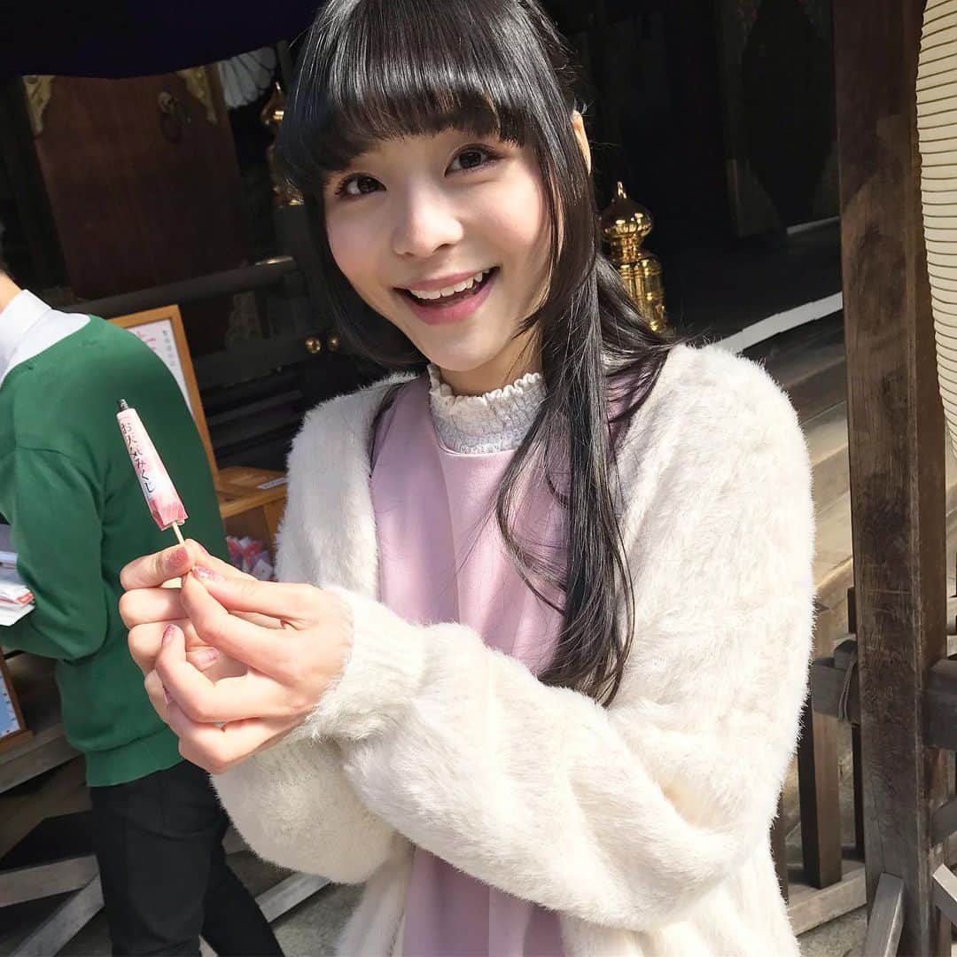 寺嶋由芙さんのインスタグラム写真 - (寺嶋由芙Instagram)「またしても「旅行読売」さんにお世話になっております！今回は結婚してない(ﾟωﾟ)笑 ・ 3/28発売「旅行読売増刊　開運！厳選神社」(定価1000円)の表紙と誌面に、寺嶋由芙、登場させていただいてます！読むだけで心落ち着く神社特集だよ(ﾟωﾟ)書店やネット販売でお求めください(ﾟωﾟ)♡ ・ 都内で人気の神社さんをめぐって、神社さんのいわれや、参拝のマナーや御朱印について解説するコーナーに私が載ってます(ﾟωﾟ) ・ こちらは東京大神宮の「お天気みくじ」です(ﾟωﾟ)☂️小さい傘、とってもかわいい！嬉しいことに大吉でした(ﾟωﾟ)☀️わーい！ ・ そしてなんと！「御朱印グルメぐり」宣伝ページもあるのでぜひチェックしてね(ﾟωﾟ)♪ ・ #旅行読売　#神社　#参拝マナー　#東京大神宮　#御朱印巡り #御朱印集め　#御朱印　#御朱印グルメぐり　#japaneseshrine #japaneseidol #idol」3月29日 23時44分 - yufu_terashima
