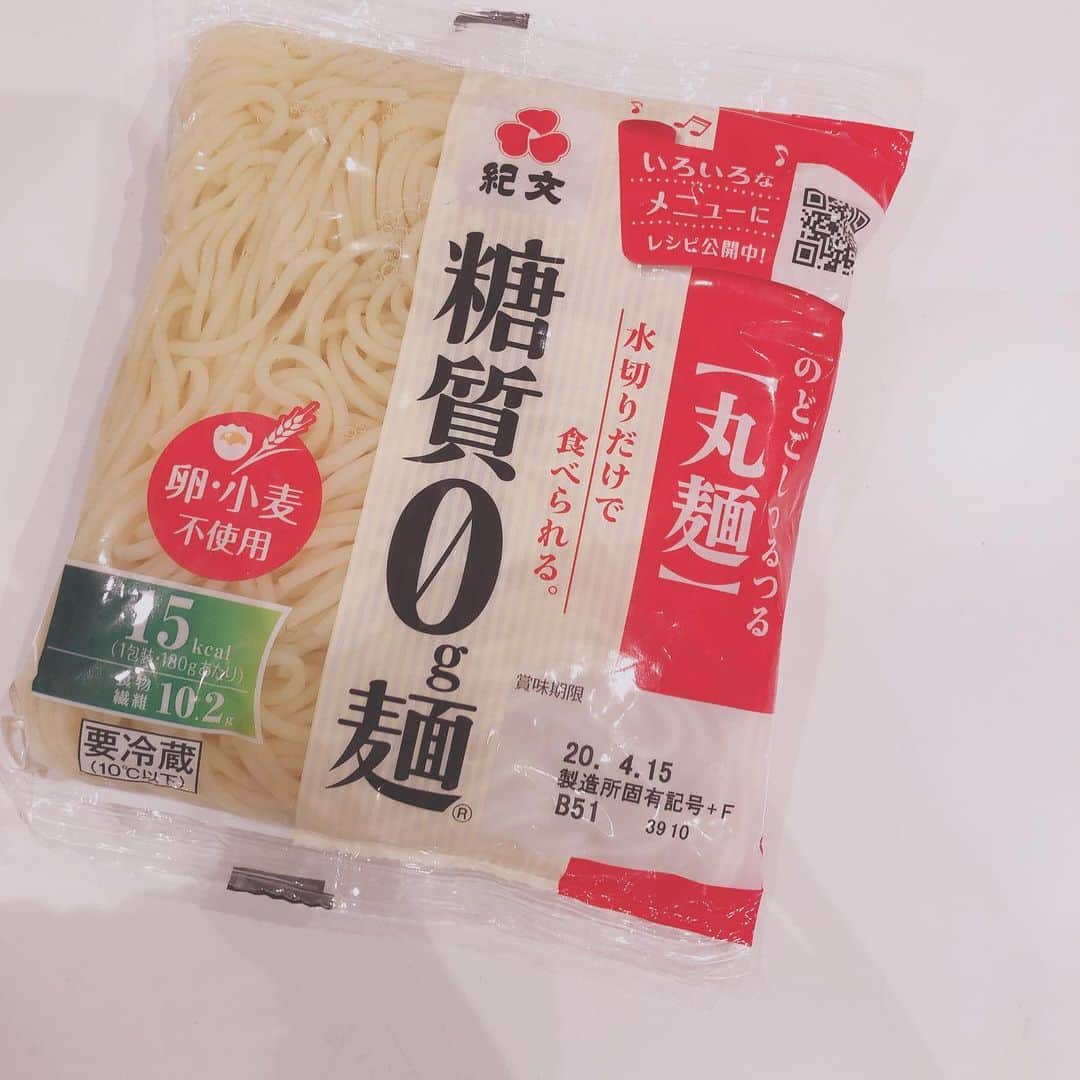 高橋里帆のインスタグラム：「どうしてもラーメンが食べたくなった時は、こちらを食べてます💁‍♀️ 小麦、卵不使用✨ ヘルシーな糖質0麺🍜 食感もほとんどラーメン麺そのもの🤩 このラーメン好きな私を、騙せるくらいなのですごいです👏 罪悪感なしでありがたい😭  ヘルシーで、そして満足感もあり、なんといっても水切りすれば食べられるお手軽さも素晴らしい✨  パスタ料理にも相性良いですよ✨  麺の種類もあり、そうめんの様な細麺あります✨ こちらもおすすめですよ〜💁‍♀️✨ #高橋里帆オススメ #紀分#糖質0麺#ヘルシー#糖質ゼロ#ラーメン#パスタ#そうめん#罪悪感なし#食べるの大好き#ラーメン女子」