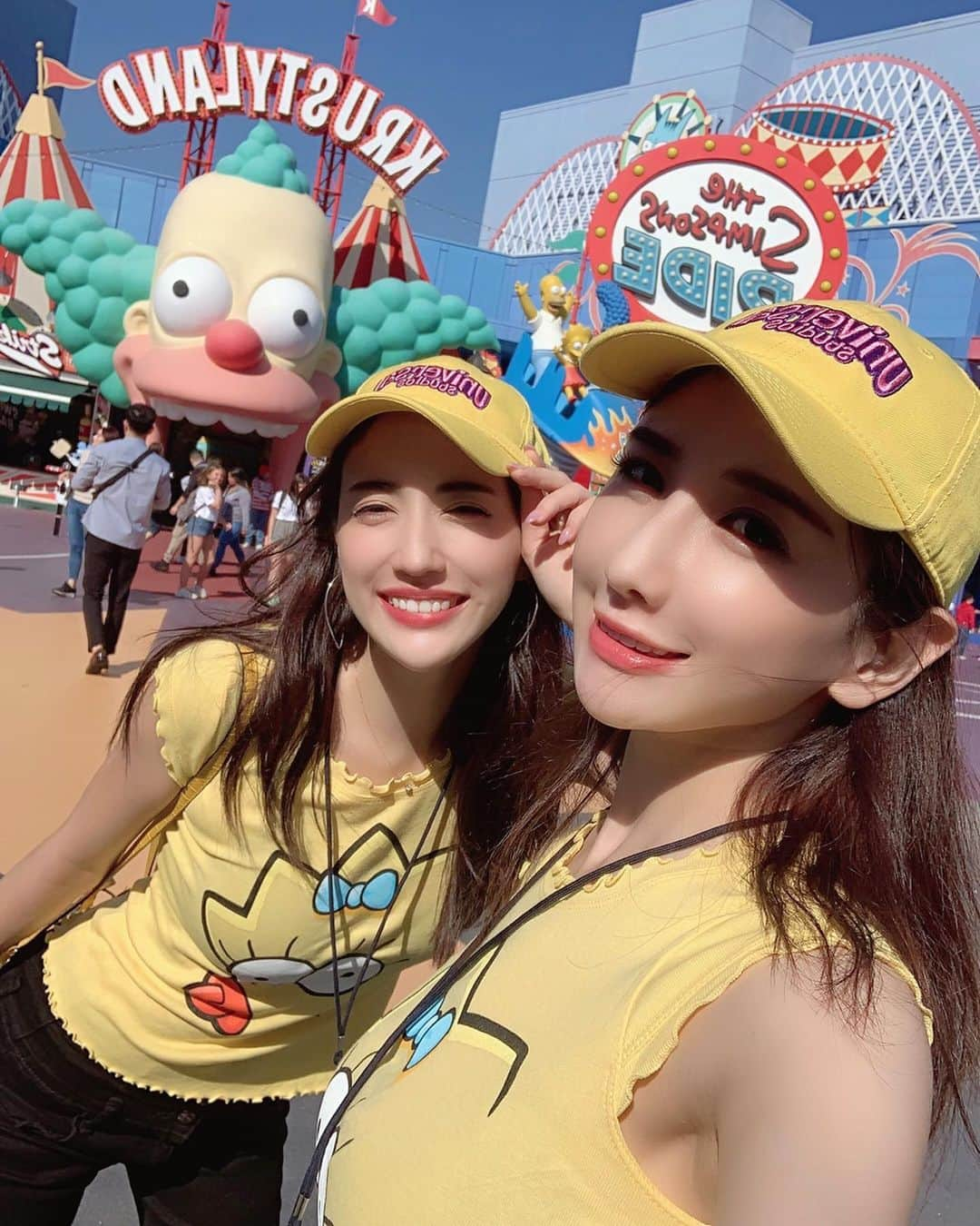 眞木美咲パメラさんのインスタグラム写真 - (眞木美咲パメラInstagram)「#throwback 2019🎪 We got same Maggie Simpson Tshirt at #universalstudioshollywood . We had so much energy that we went to Disney land right after this .🤣 . アメリカのユニバーサルスタジオハリウッド着いてすぐにありちゃんとお揃いで買ったマギーシンプソンのTシャツとキャップ💛 可愛くてとってもお気に入り😚 向こうの人はあまり日本みたいにカチューシャとかTシャツ着ないみたいで私たちくらいだった🤗 全部落ち着いたらまたいつか行きたいなぁ💭 VIPのスタジオツアーが本当におすすめ！ ちょっと割高で2時間のツアーだけどここでしか見れないからとても貴重な体験ができたよ✨ . . . . .  #universalstudioshollywood  #ootd#私服 #trip#girlstrip  #love #赞#likelike  #粉我#时装#ファッション　 #ダイエット#美容」3月30日 0時11分 - pamypamypamy