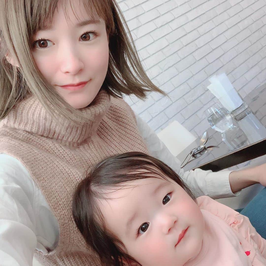 しほの涼のインスタグラム：「今日、雪がお庭に積もったんで触らせてみたら、ギャン泣きしました😳 お指にチョンって当たっただけなのに、冷たくてびっくりしたのかなぁ🥺❄️ ごめんね🙇‍♀️ #生後8か月」