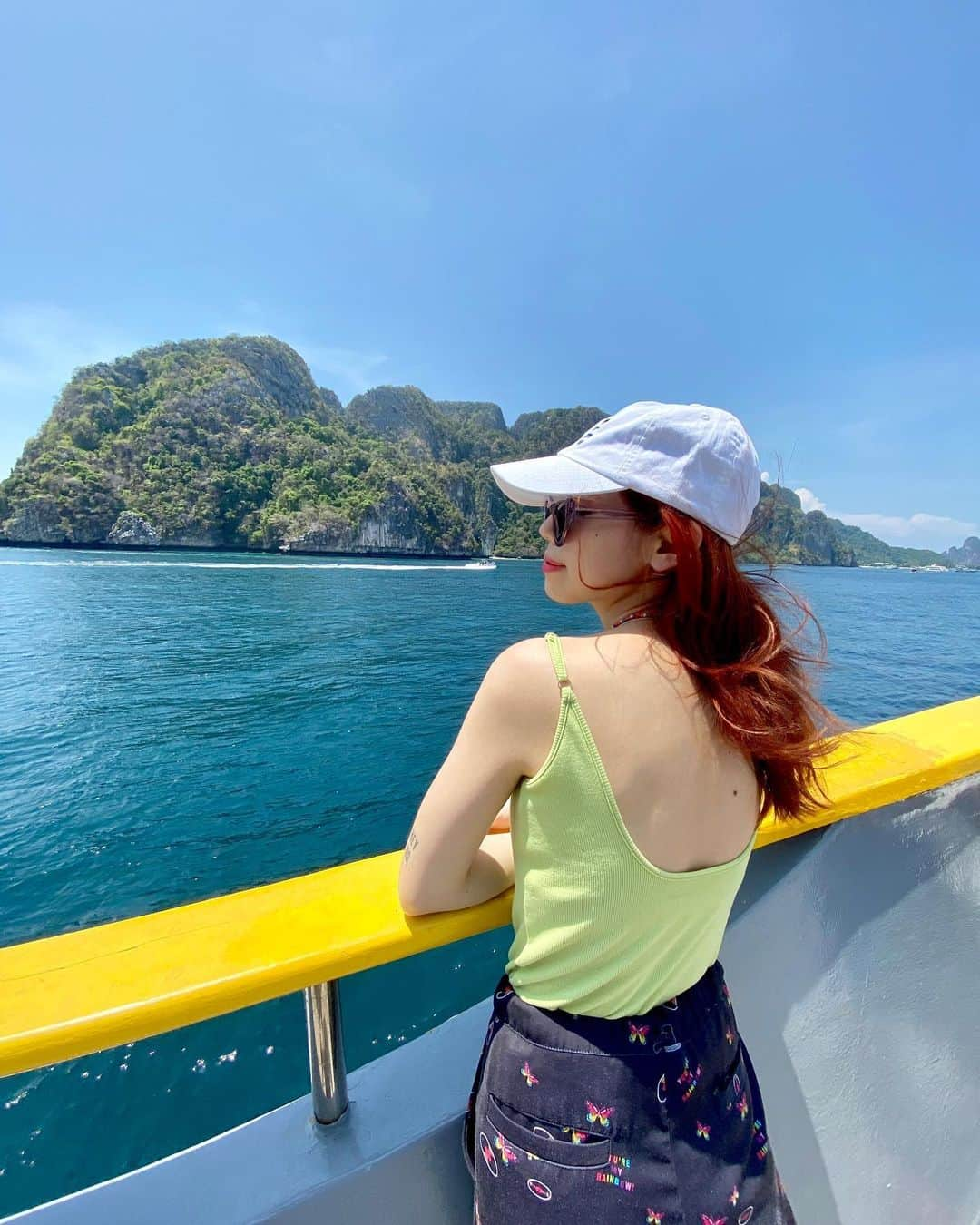 瀬戸あゆみさんのインスタグラム写真 - (瀬戸あゆみInstagram)「Phiphi island memories🏝 船でピピ島に向かっているところの写真。 @dear_sisterhood のキャミソール、カップ付きで楽ちんです。  みなさん、おうち時間、楽しめていますか？ こんな時なのでわたしはあえて、不安を煽るようなことはしたくなく。 疲れた時や不安な時はわたしのインスタ見にきてね！くらいの感じでいようかと。  ということで、まだ詳細アップしてなかったタイ女子旅の様子をアップしていきたいと思っています。 ピピ島は今日も暑いのかなあ☀️ はやく南国いきたい。 #ayumi_journey #phiphiisland #thai」3月30日 0時15分 - setoayumi