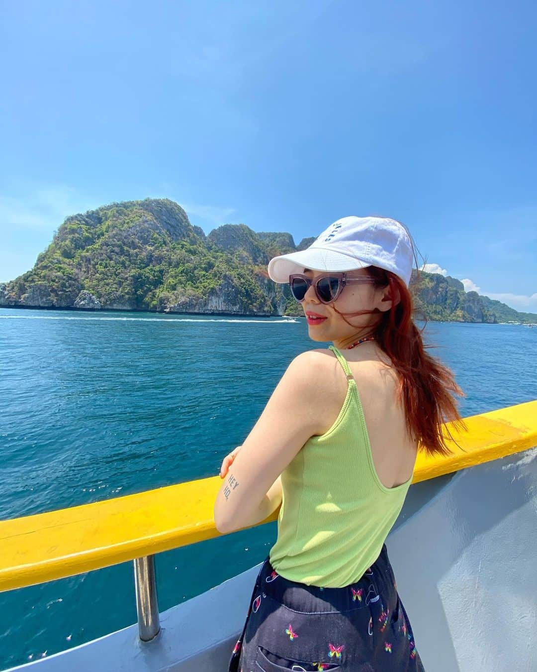 瀬戸あゆみさんのインスタグラム写真 - (瀬戸あゆみInstagram)「Phiphi island memories🏝 船でピピ島に向かっているところの写真。 @dear_sisterhood のキャミソール、カップ付きで楽ちんです。  みなさん、おうち時間、楽しめていますか？ こんな時なのでわたしはあえて、不安を煽るようなことはしたくなく。 疲れた時や不安な時はわたしのインスタ見にきてね！くらいの感じでいようかと。  ということで、まだ詳細アップしてなかったタイ女子旅の様子をアップしていきたいと思っています。 ピピ島は今日も暑いのかなあ☀️ はやく南国いきたい。 #ayumi_journey #phiphiisland #thai」3月30日 0時15分 - setoayumi