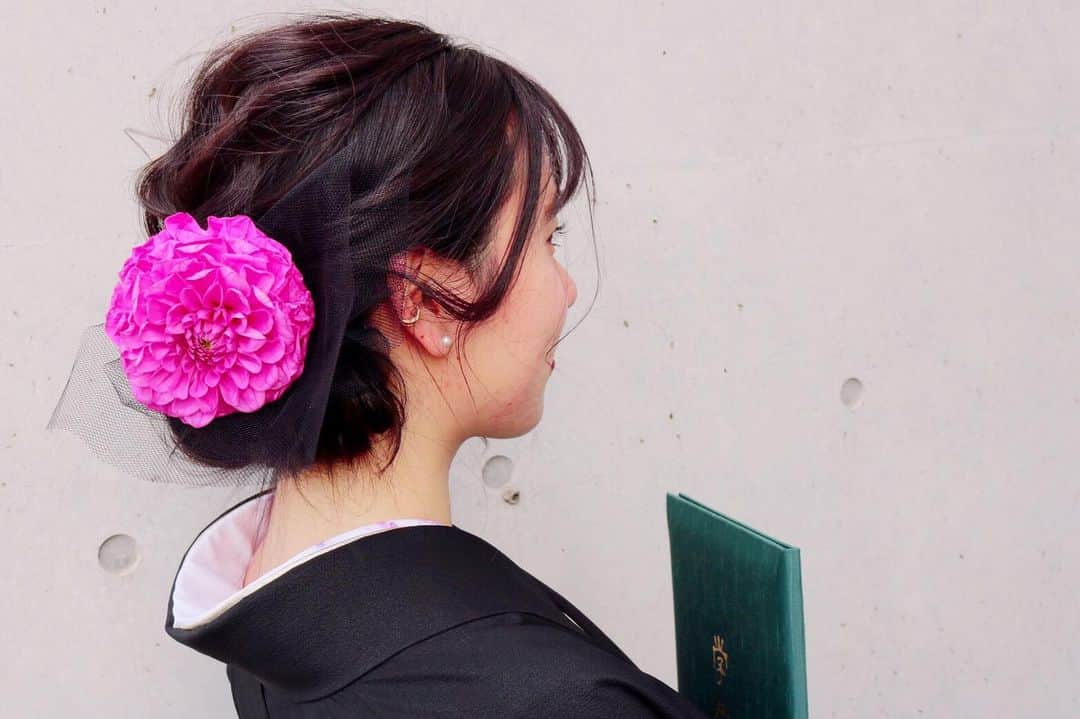 荒木悠衣のインスタグラム：「- 3月ならセーフと信じて ヘアはミスコンでお世話になった木下ちゃんにお願いして考えてもらいました🥺 自分のやりたかったレース×ダリアに合わせてたくさん考えてくれて感謝です💕」