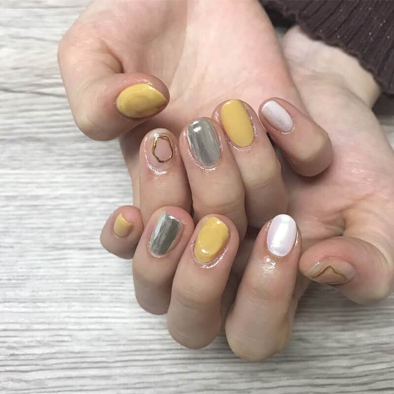 荒木悠衣のインスタグラム：「- 実はきゃわわなネイルもしてもらってん #おはじきネイル  #ミラーネイル #春ネイル」