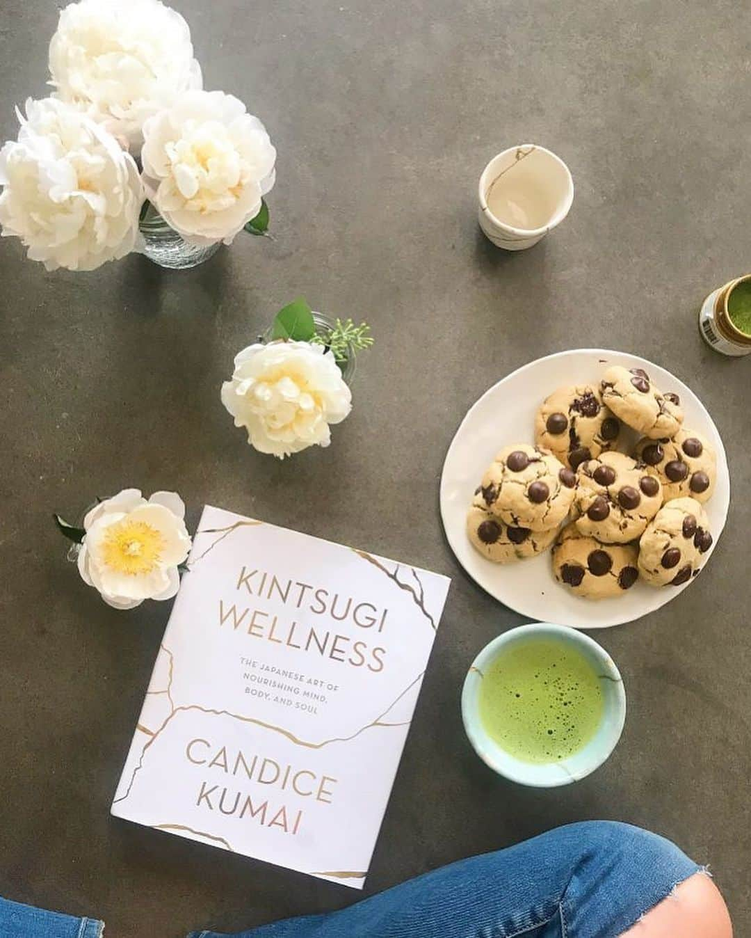 キャンディス・クマイさんのインスタグラム写真 - (キャンディス・クマイInstagram)「sweet potato🥞pancakes in PJs all weekend long xx💋  pair with banana slices 🍌 + matcha 🍵 lattes & come play, lets have a PJ sleepover party everyday xxx Candice K  Easy Sweet Potato Pancakes SAVE RECIPE TO FAVES + turn notifications on ⚡️ Serves 4 (yields approximately 12 pancakes)  Ingredients:  2 cups all-purpose flour (gluten free flour works, too!) 2 teaspoons aluminum-free baking powder  1 1/2 teaspoons cinnamon  1/2 teaspoon sea salt  1 ½ cups sweet potato purée (or squash//pumpkin puree if you’d like)  3 tablespoons organic, granulated sugar  3 large eggs (you can omit if vegan + add 1/2 cup applesauce)  1 cup unsweetened almond milk  ½ -3/4 cup dark chocolate chips, optional  Coconut oil cooking spray  Directions:  1- In a large bowl, whisk flour, baking powder, cinnamon, and salt together.  2- In a medium bowl, add wet ingredients: whisk sweet potato purée, sugar, eggs, and almond milk together. Slowly mix the wet ingredients into the dry ingredients. Using a rubber spatula, fold in the chocolate chips, if using. Batter will be thick.  3- Heat a large nonstick skillet over medium heat. Coat pan with nonstick cooking spray. Using 1/3 cup of batter for each pancake, cook until outer edges firm up and bottom is golden-brown, about 2 minutes. Flip and cook other side until golden-brown, about another 2 minutes.  SWIPE FOR MY MOST POPULAR BOOKS 📚 click link in bio for more on where to buy my books xx 💋 ck」3月30日 0時42分 - candicekumai