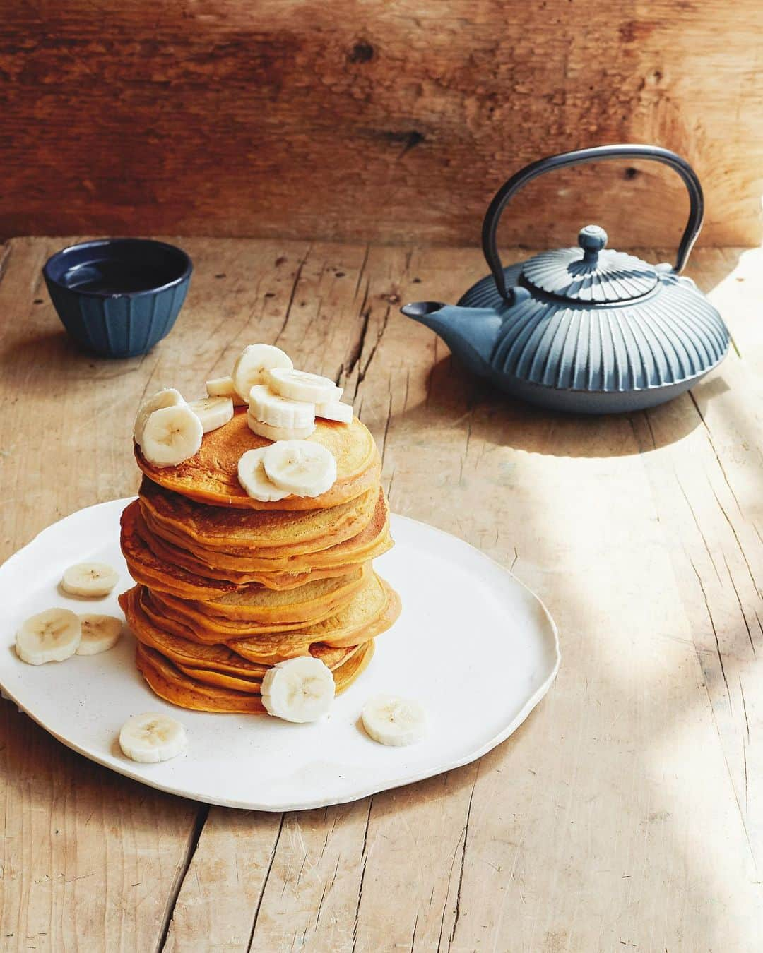 キャンディス・クマイさんのインスタグラム写真 - (キャンディス・クマイInstagram)「sweet potato🥞pancakes in PJs all weekend long xx💋  pair with banana slices 🍌 + matcha 🍵 lattes & come play, lets have a PJ sleepover party everyday xxx Candice K  Easy Sweet Potato Pancakes SAVE RECIPE TO FAVES + turn notifications on ⚡️ Serves 4 (yields approximately 12 pancakes)  Ingredients:  2 cups all-purpose flour (gluten free flour works, too!) 2 teaspoons aluminum-free baking powder  1 1/2 teaspoons cinnamon  1/2 teaspoon sea salt  1 ½ cups sweet potato purée (or squash//pumpkin puree if you’d like)  3 tablespoons organic, granulated sugar  3 large eggs (you can omit if vegan + add 1/2 cup applesauce)  1 cup unsweetened almond milk  ½ -3/4 cup dark chocolate chips, optional  Coconut oil cooking spray  Directions:  1- In a large bowl, whisk flour, baking powder, cinnamon, and salt together.  2- In a medium bowl, add wet ingredients: whisk sweet potato purée, sugar, eggs, and almond milk together. Slowly mix the wet ingredients into the dry ingredients. Using a rubber spatula, fold in the chocolate chips, if using. Batter will be thick.  3- Heat a large nonstick skillet over medium heat. Coat pan with nonstick cooking spray. Using 1/3 cup of batter for each pancake, cook until outer edges firm up and bottom is golden-brown, about 2 minutes. Flip and cook other side until golden-brown, about another 2 minutes.  SWIPE FOR MY MOST POPULAR BOOKS 📚 click link in bio for more on where to buy my books xx 💋 ck」3月30日 0時42分 - candicekumai