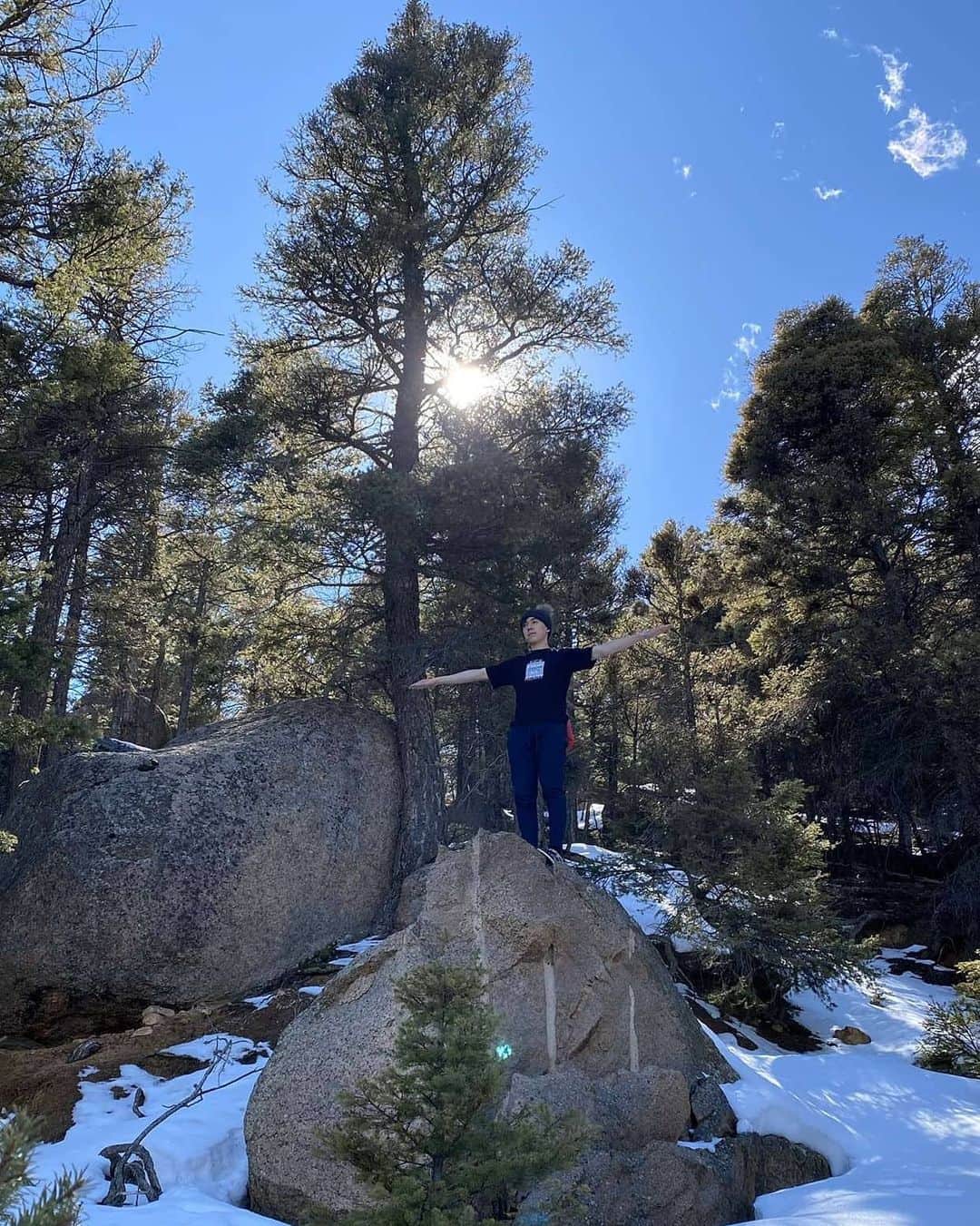 ヴィンセント・ゾウのインスタグラム：「I've missed Colorado so much I decided to come back and be one with naTure again. Also swipe to see me planking on a plancc 😳😳😳」
