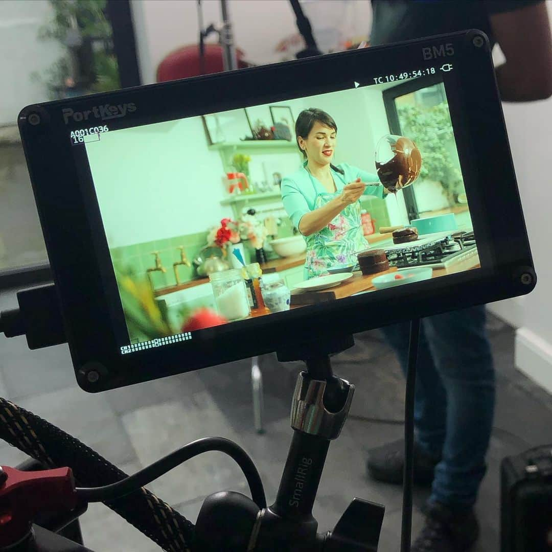 レイチェル・クーさんのインスタグラム写真 - (レイチェル・クーInstagram)「W A N T E D 🎥 Self shooting (food) director based in Sweden 🇸🇪 Or do you know of anyone? Email me 👉hello@rachelkhoo.com with your experience, dayrate, availability and location in Sweden. Tack! 📷 a little outtake from something I shot last month. . . . . . . . . . . . . #freelance #TV #sverige #food #foodTV #selfshootingdirector」3月30日 1時30分 - rachelkhooks