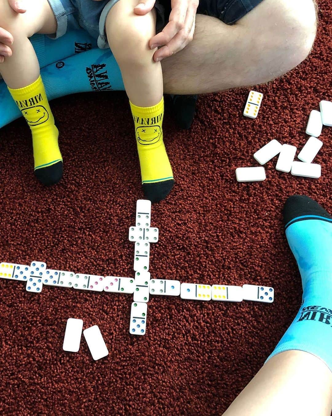 Stanceさんのインスタグラム写真 - (StanceInstagram)「Quality time at the crib 🎲🧩🎮 How are you spending the weekend? 📸@nataliabturnbull #StanceKids」3月30日 1時36分 - stanceofficial